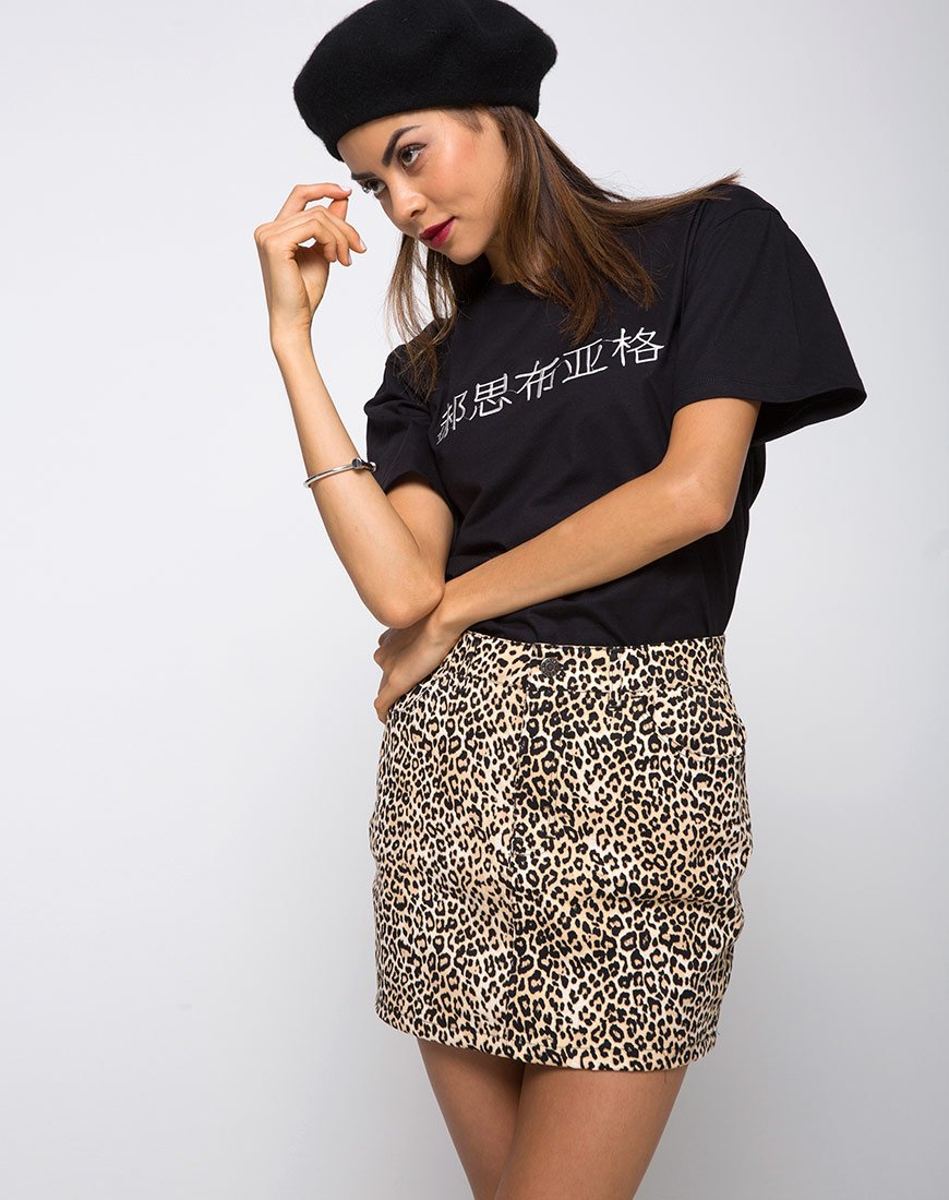 Image de T-shirt de base surdimensionné en noir pour filles rebelles