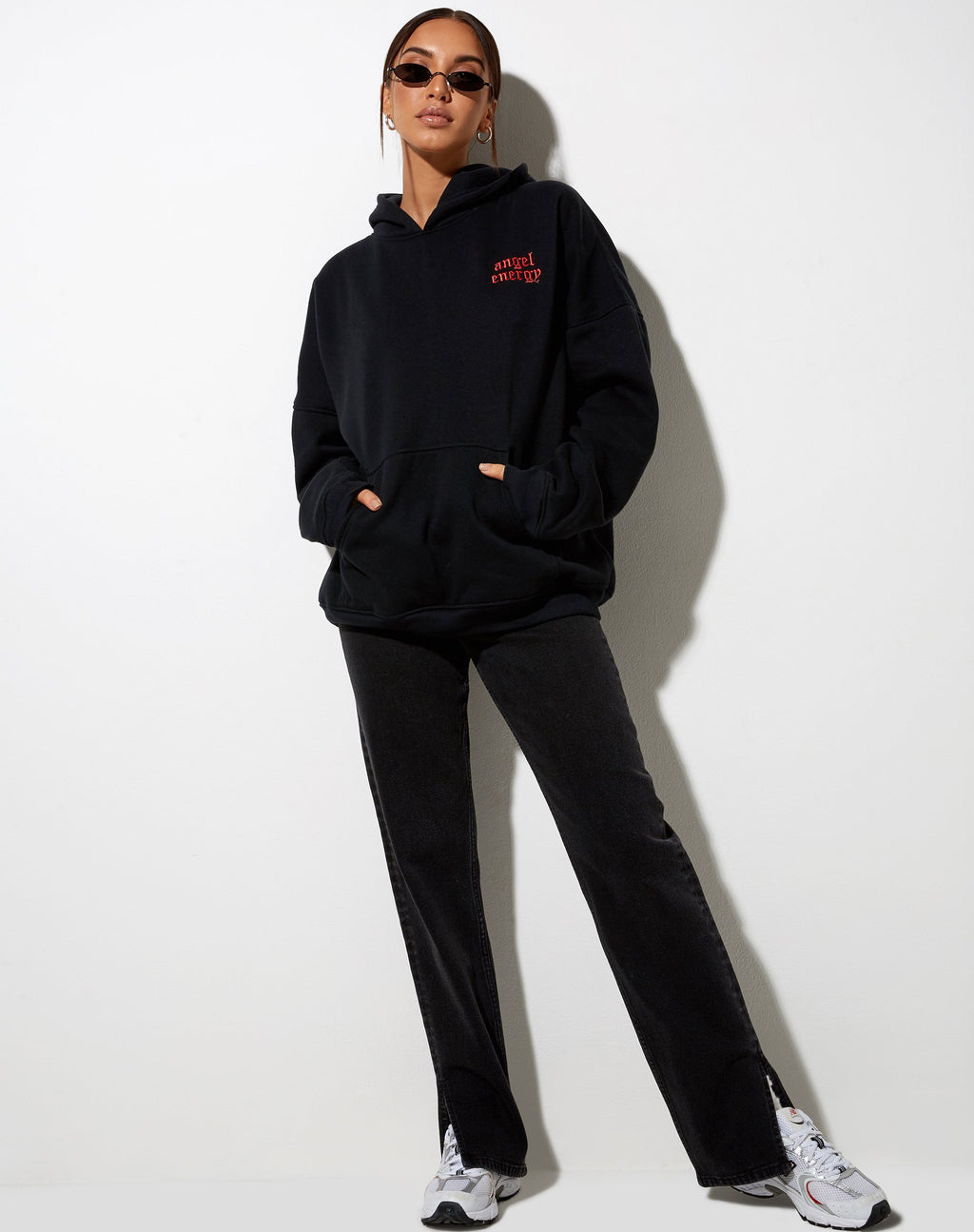 Sweat à capuche oversize en noir "Angel Energy" broderie rouge clair