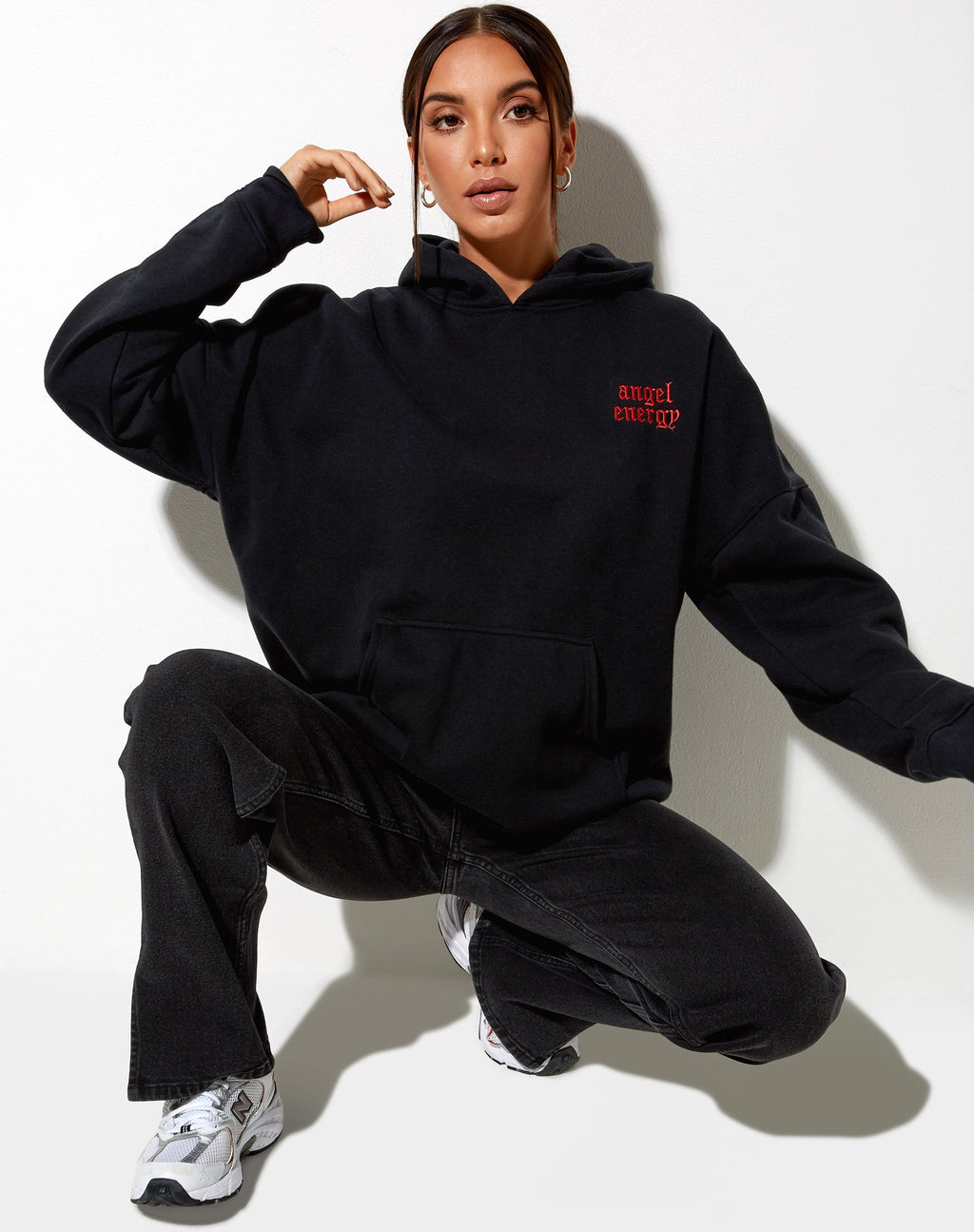 Sweat à capuche oversize en noir "Angel Energy" broderie rouge clair