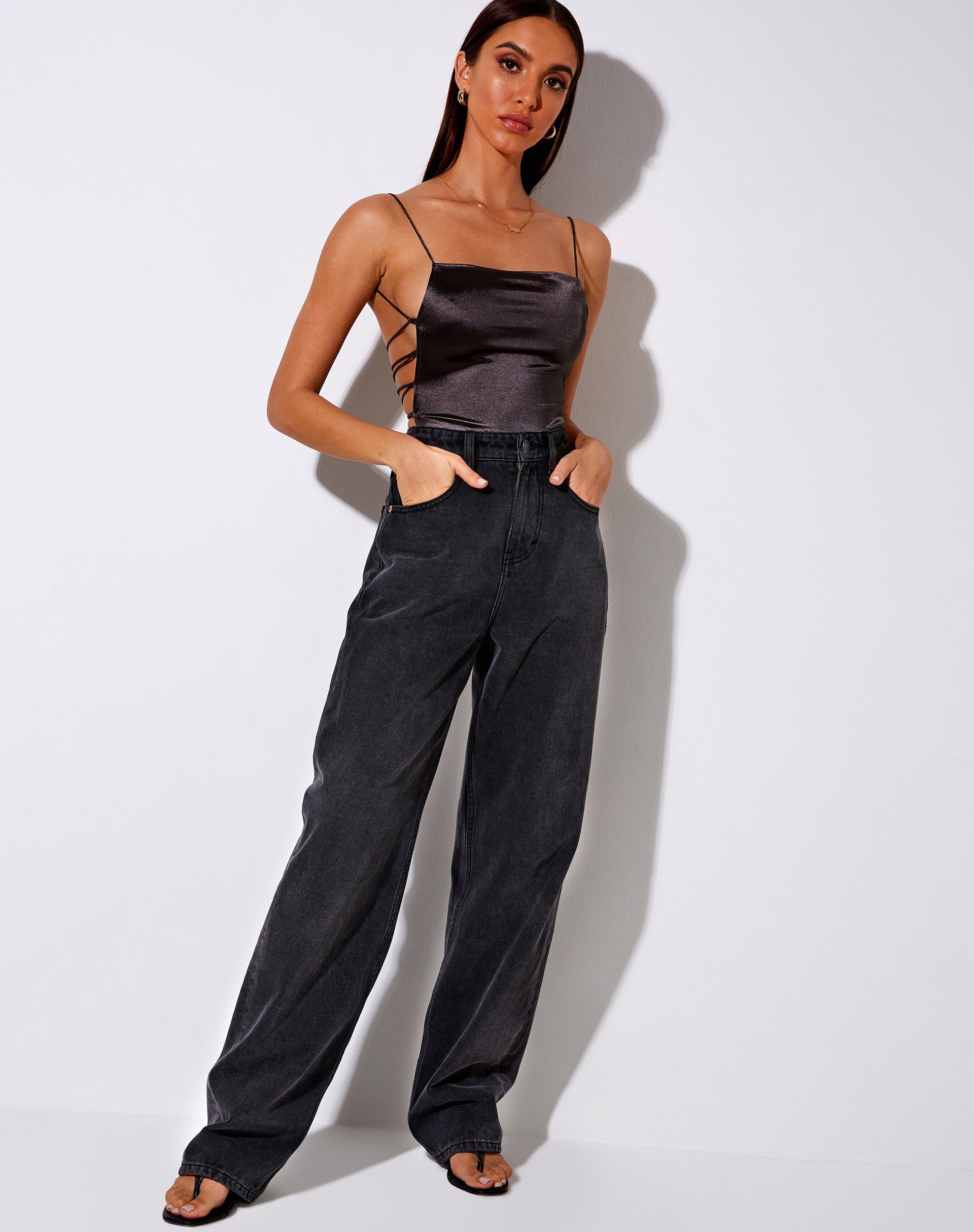 Image de Ozka Crop Top in Satin Dark Grey