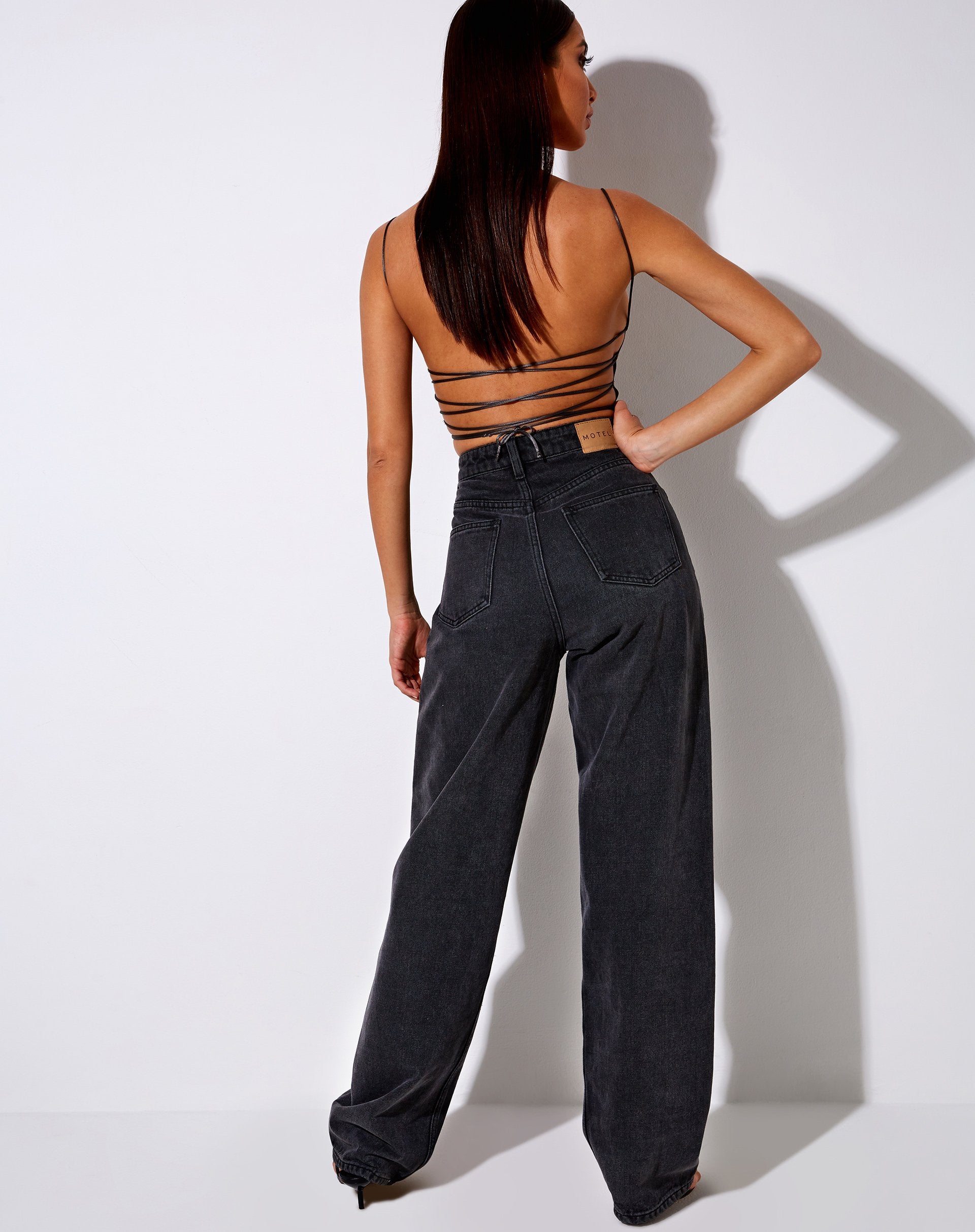 Image de Ozka Crop Top in Satin Dark Grey
