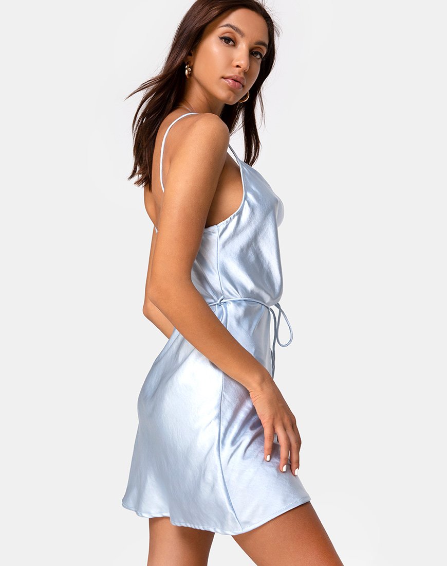 Image de la robe Paiva en satin bleu poudré
