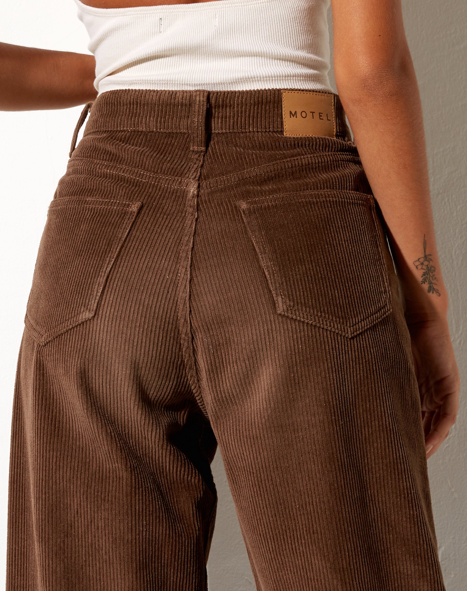 Image de Parallel Jean in Cord Dark Chocolate