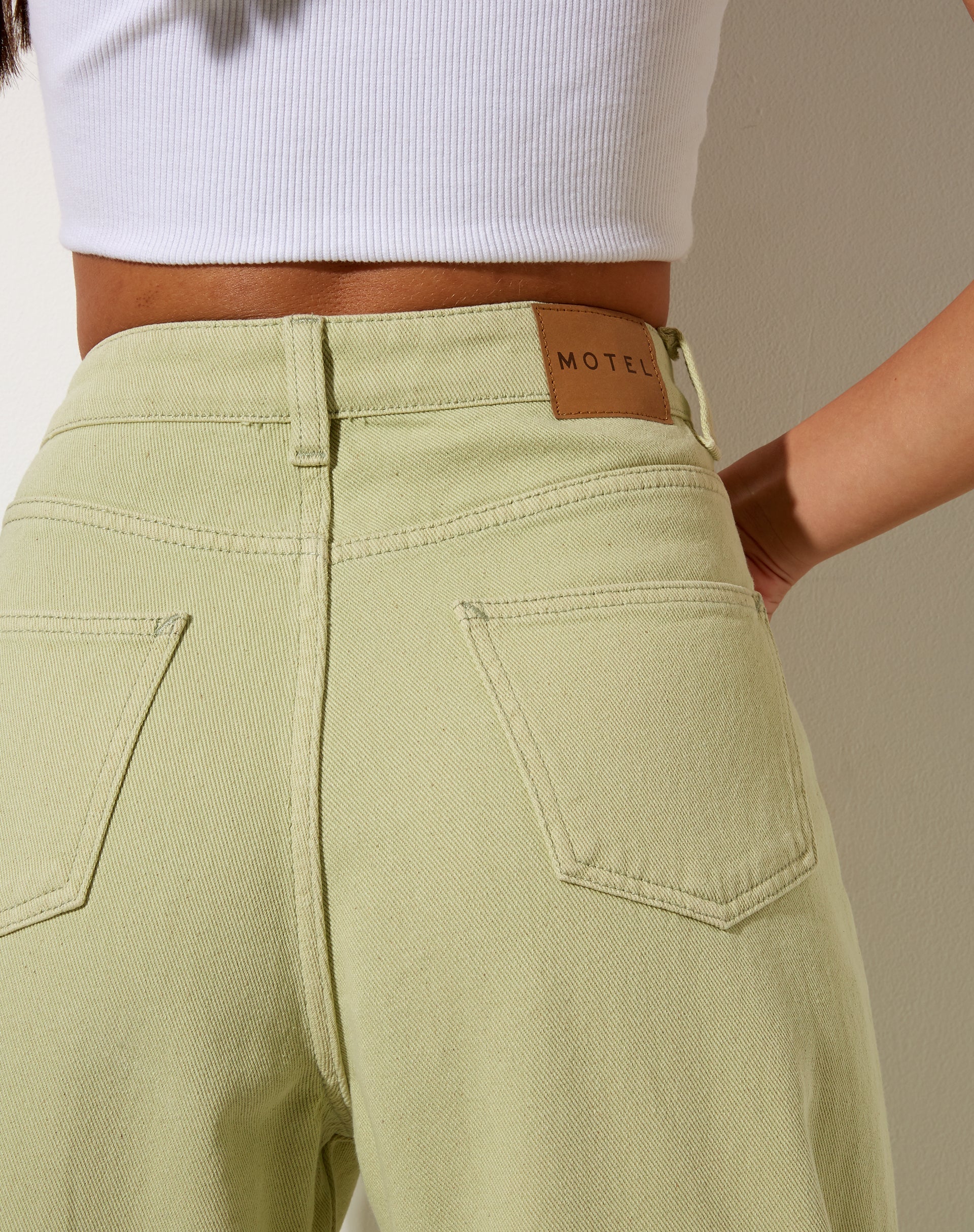 Image de la paire de jeans parallèle en sauge