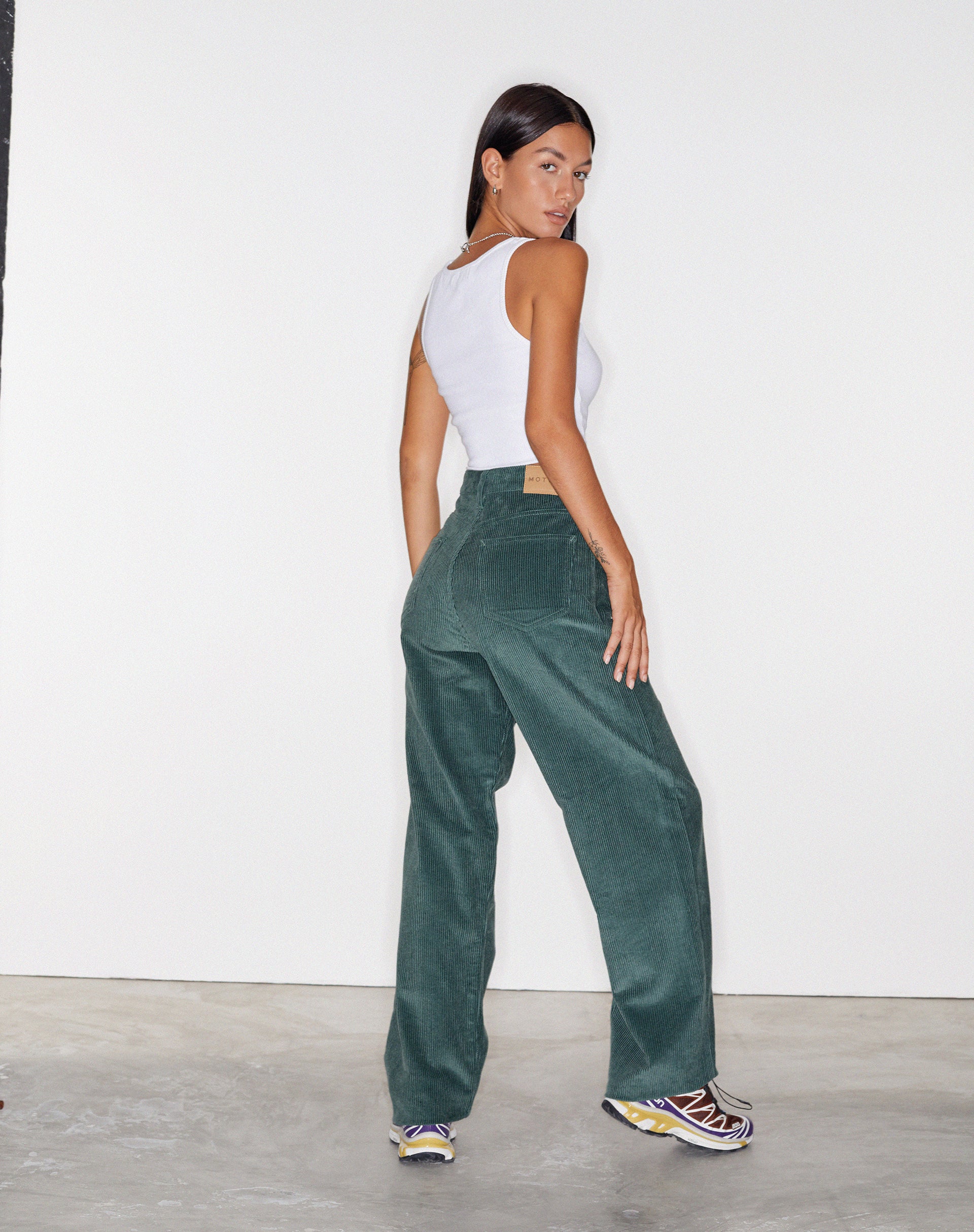 Image of Parallel Trouser in Cord Bottle Green (pantalon en velours côtelé)