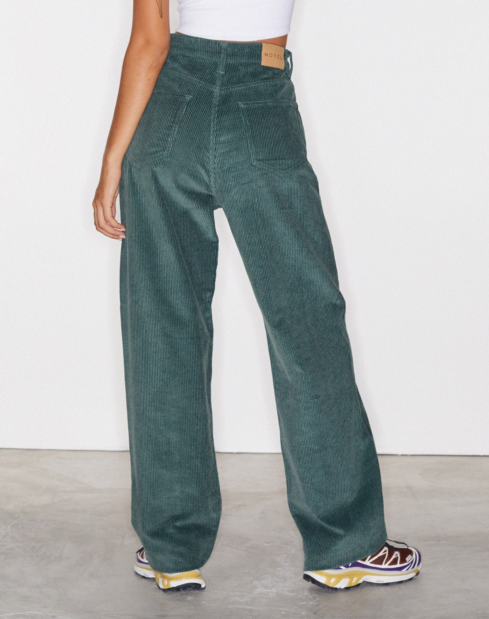 Image of Parallel Trouser in Cord Bottle Green (pantalon en velours côtelé)