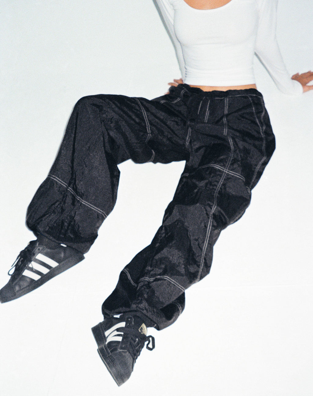 Pantalon taille basse Phil en noir avec surpiqûres blanches