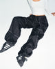 image du pantalon taille basse Phil en noir avec surpiqûres blanches