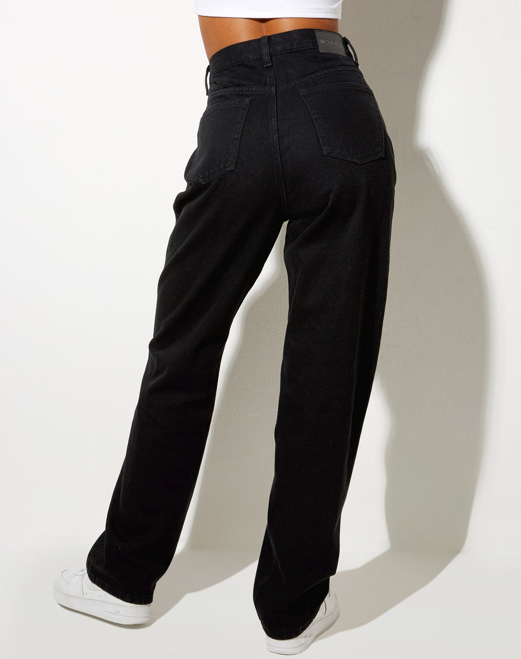 Jeans plissés en noir délavé