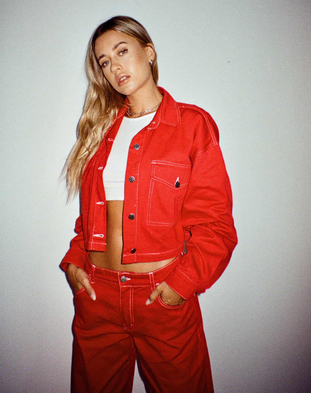 Veste en denim boxy en rouge racing avec surpiqûres blanches