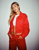 Image de la veste en denim Boxy en rouge racing avec des coutures blanches
