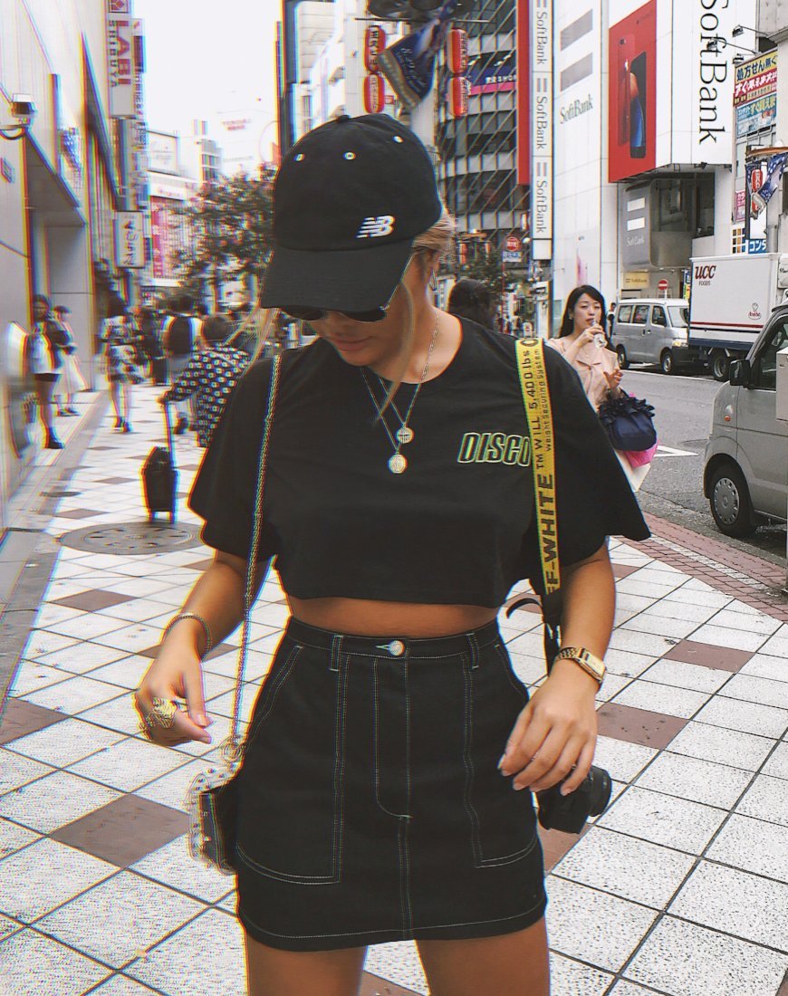 Tee-shirt noir super cropped en Disco Embro