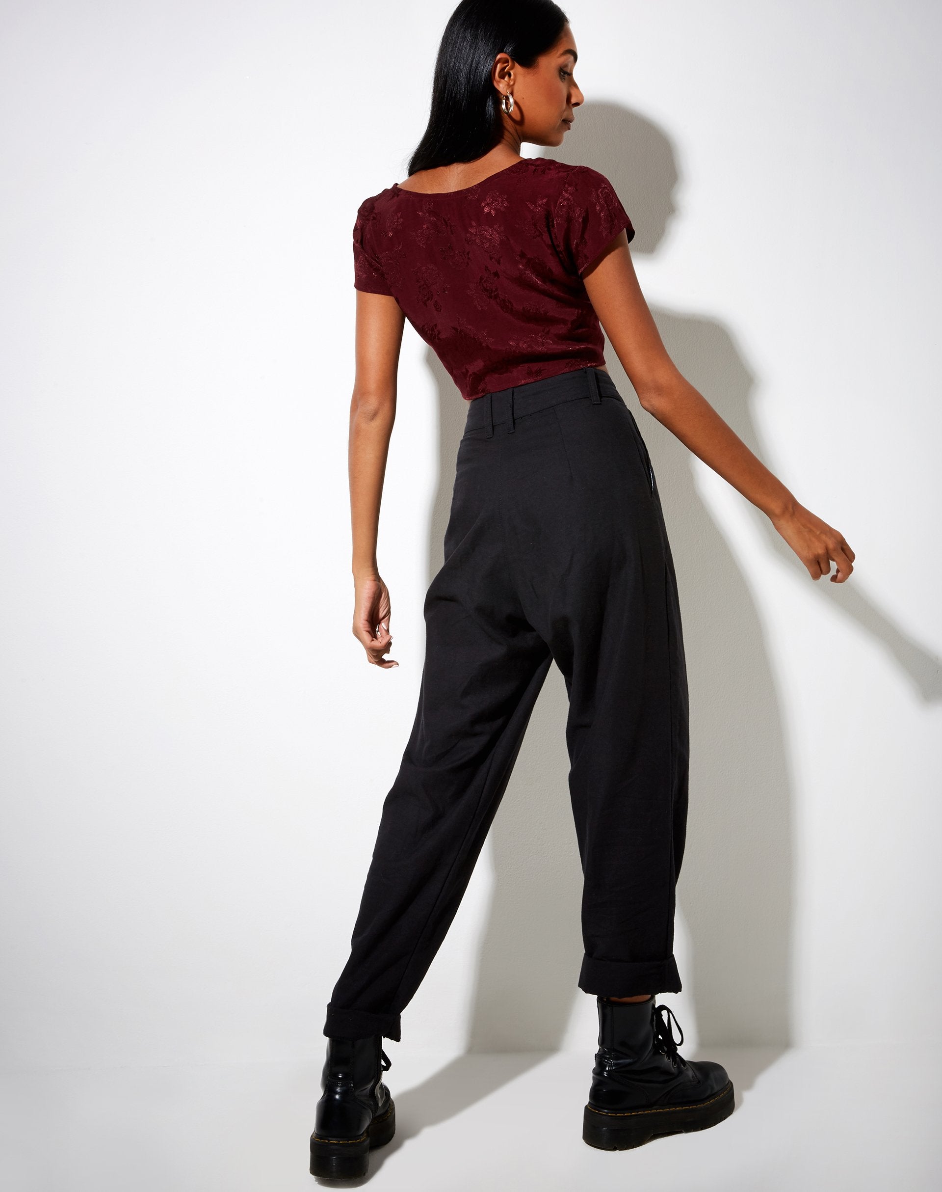 Image de Raeto Crop Top in Satin Rose Burgundy