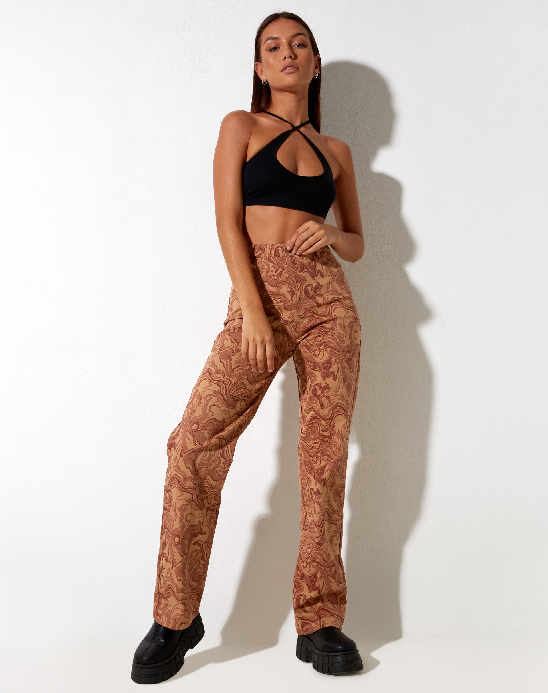 Image du pantalon Bhavna en marron marbré fluide