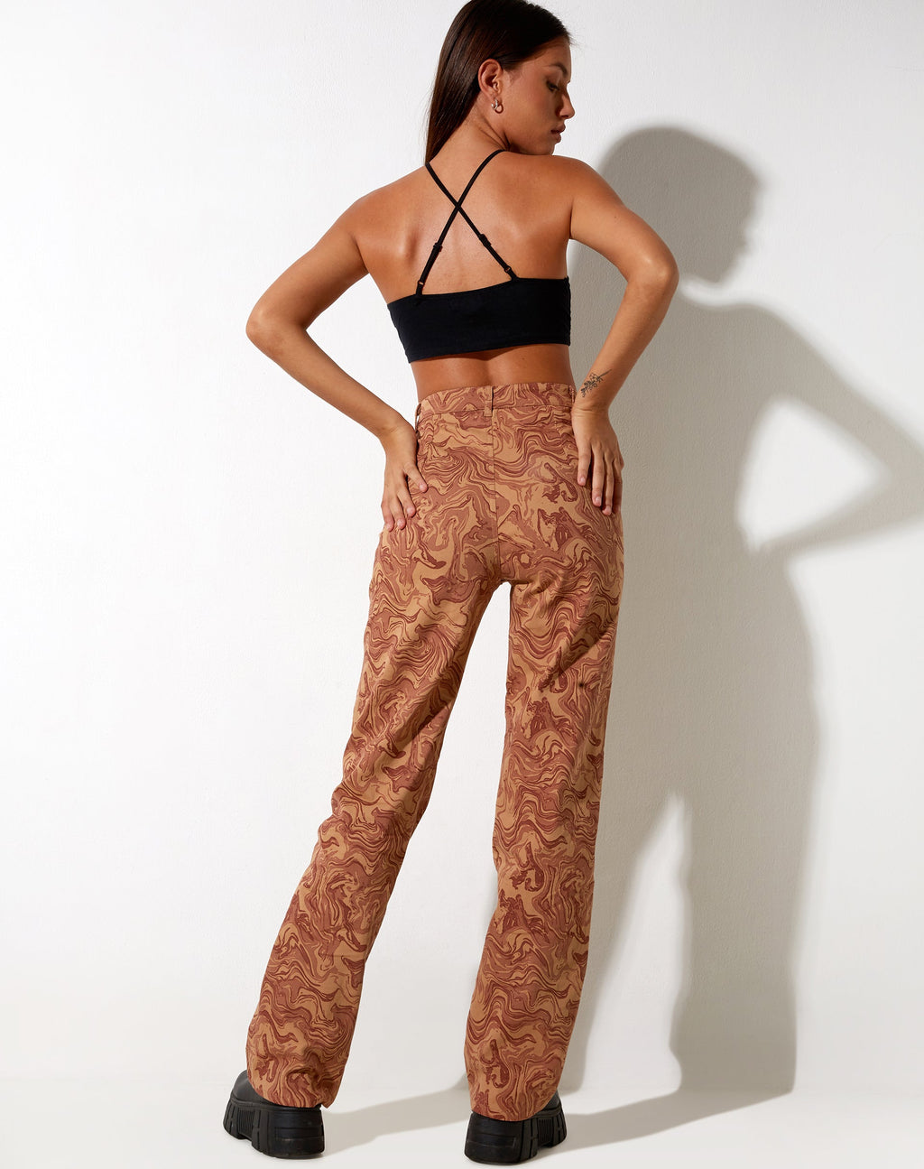 Pantalon Bhavna en marron marbré fluide