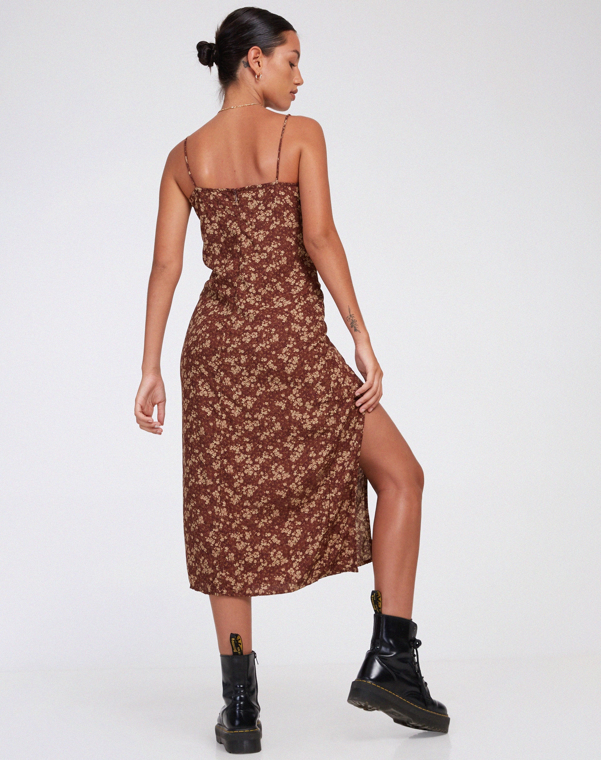 IMAGE DE La robe longue Cypress en brun floral terreux