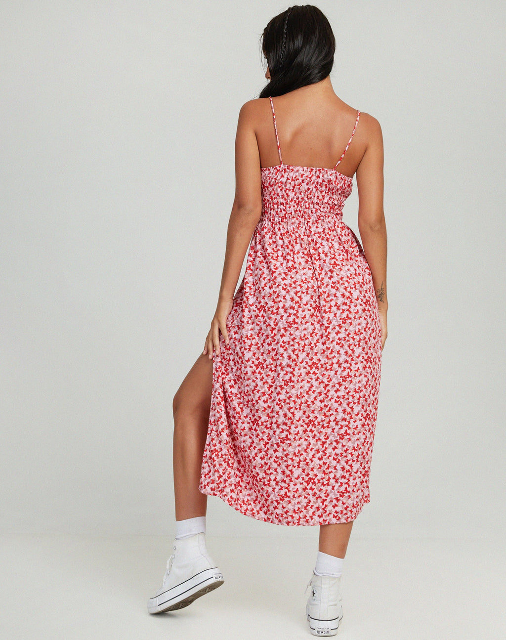 Jeyro Midi Dress in Ditsy Butterfly Peach and Red (Robe midi en pêche et rouge papillon)