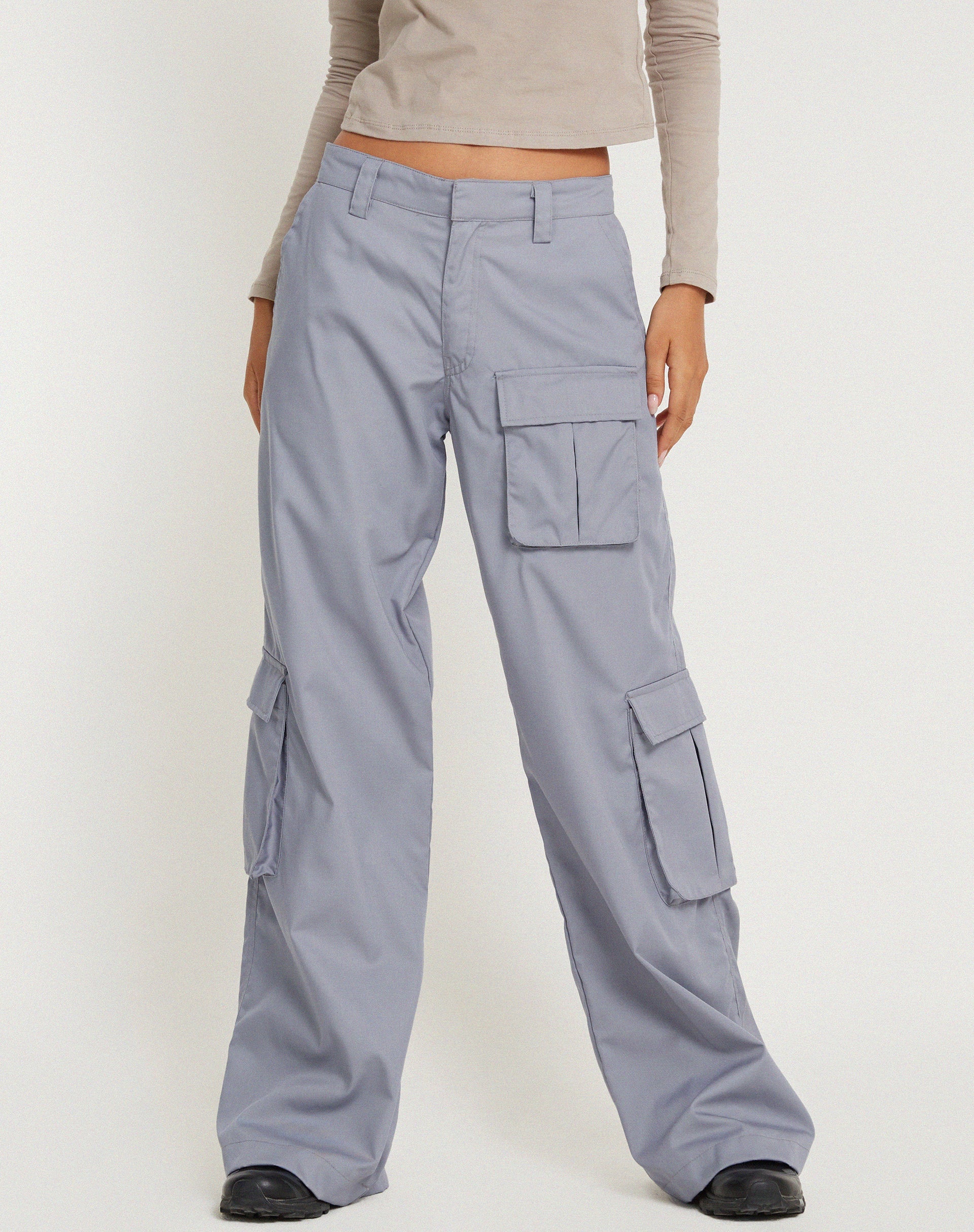 image de Lovis Low Rise Cargo Trouser in Grey