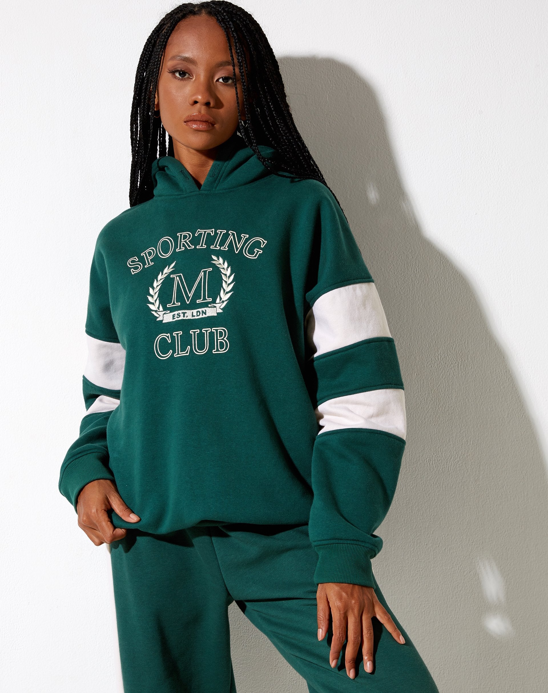 Image de Mora Hoodie en vert forêt et blanc hiver Sporting Club Mix Embro