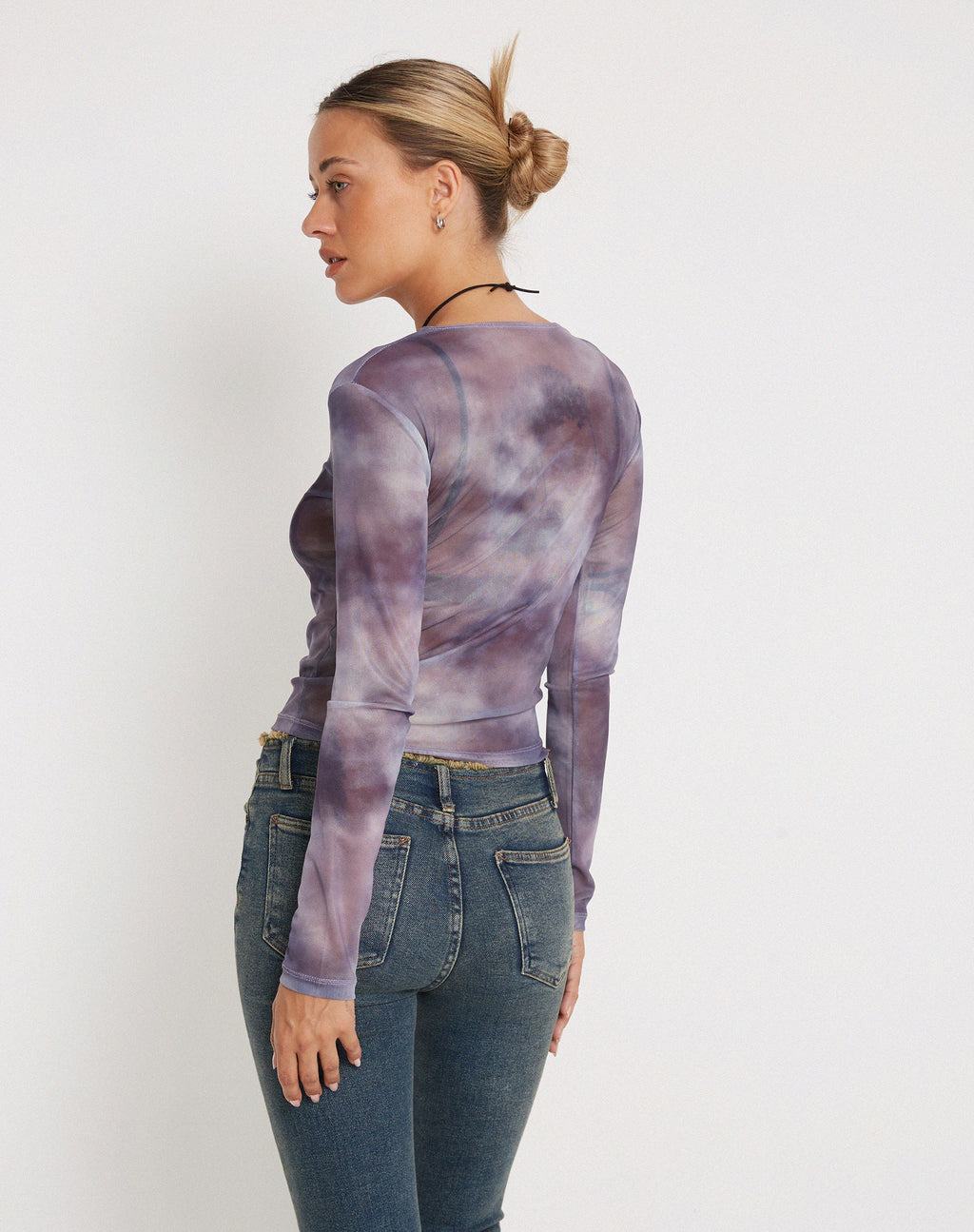 Narita Long Sleeve Mesh Crop Top in Smokey Gradients Purple (Top court à manches longues en maille)