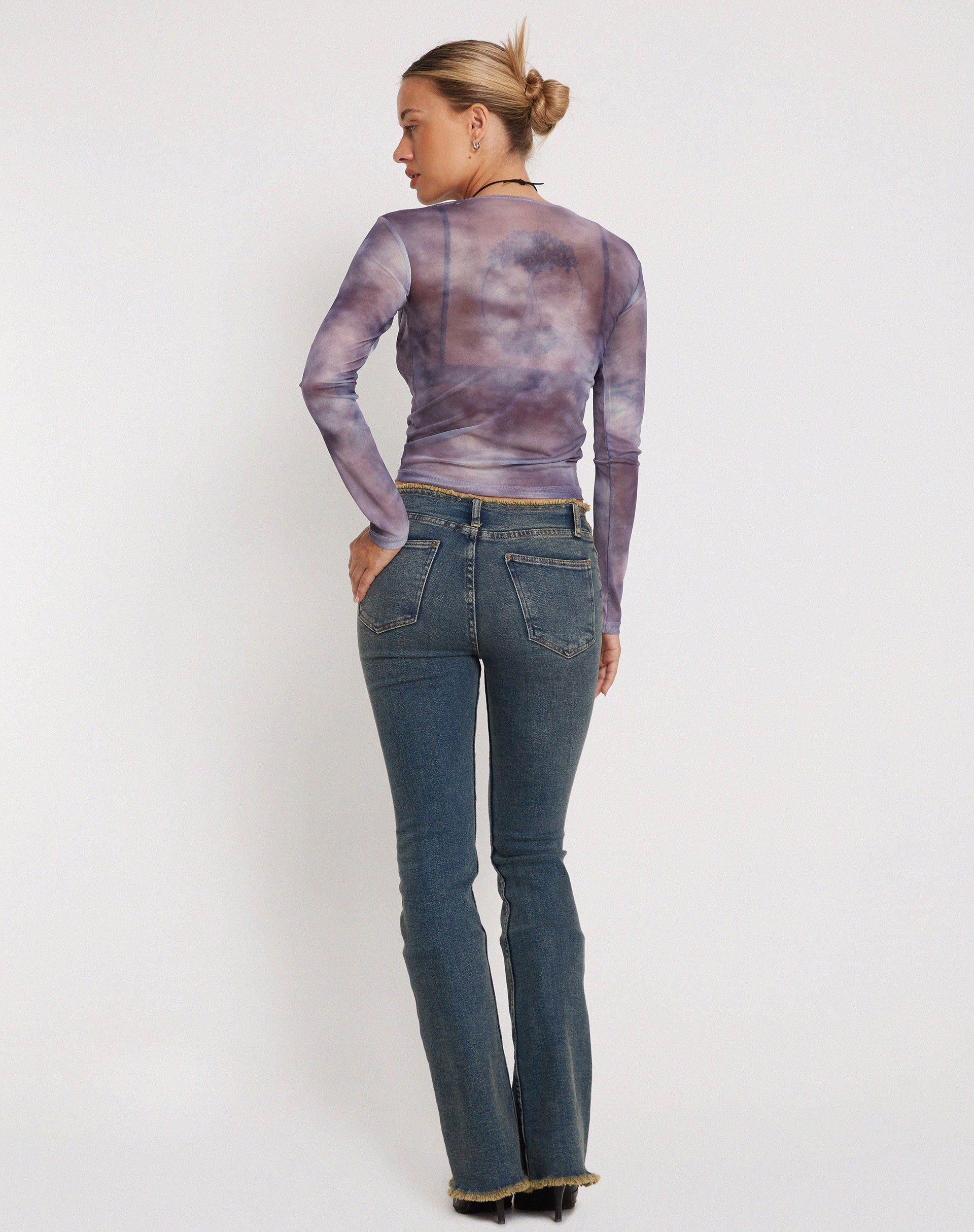 image de Narita Long Sleeve Mesh Crop Top in Smokey Gradients Purple