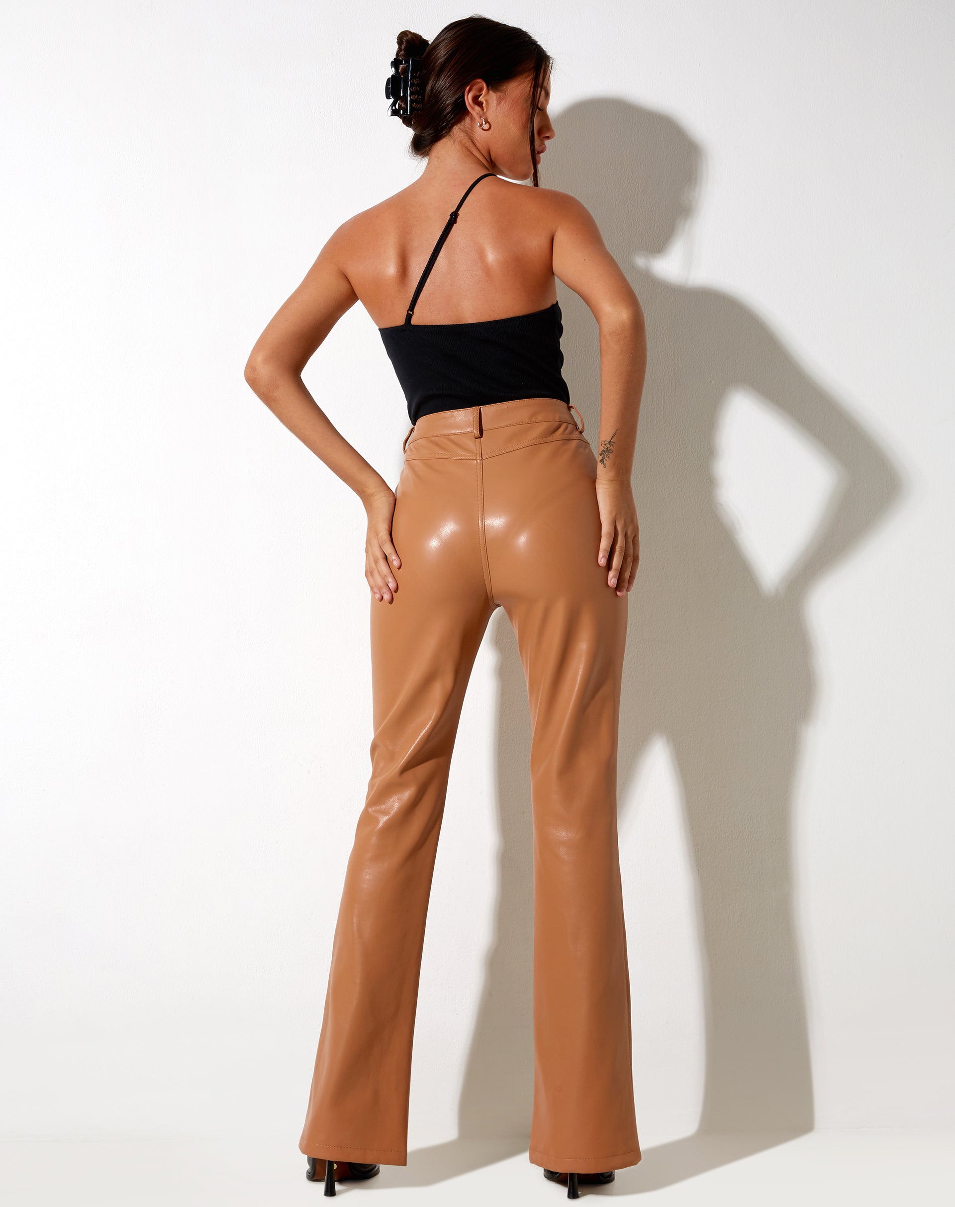 Image de Zoven Flare Trouser en PU Peachy Tan