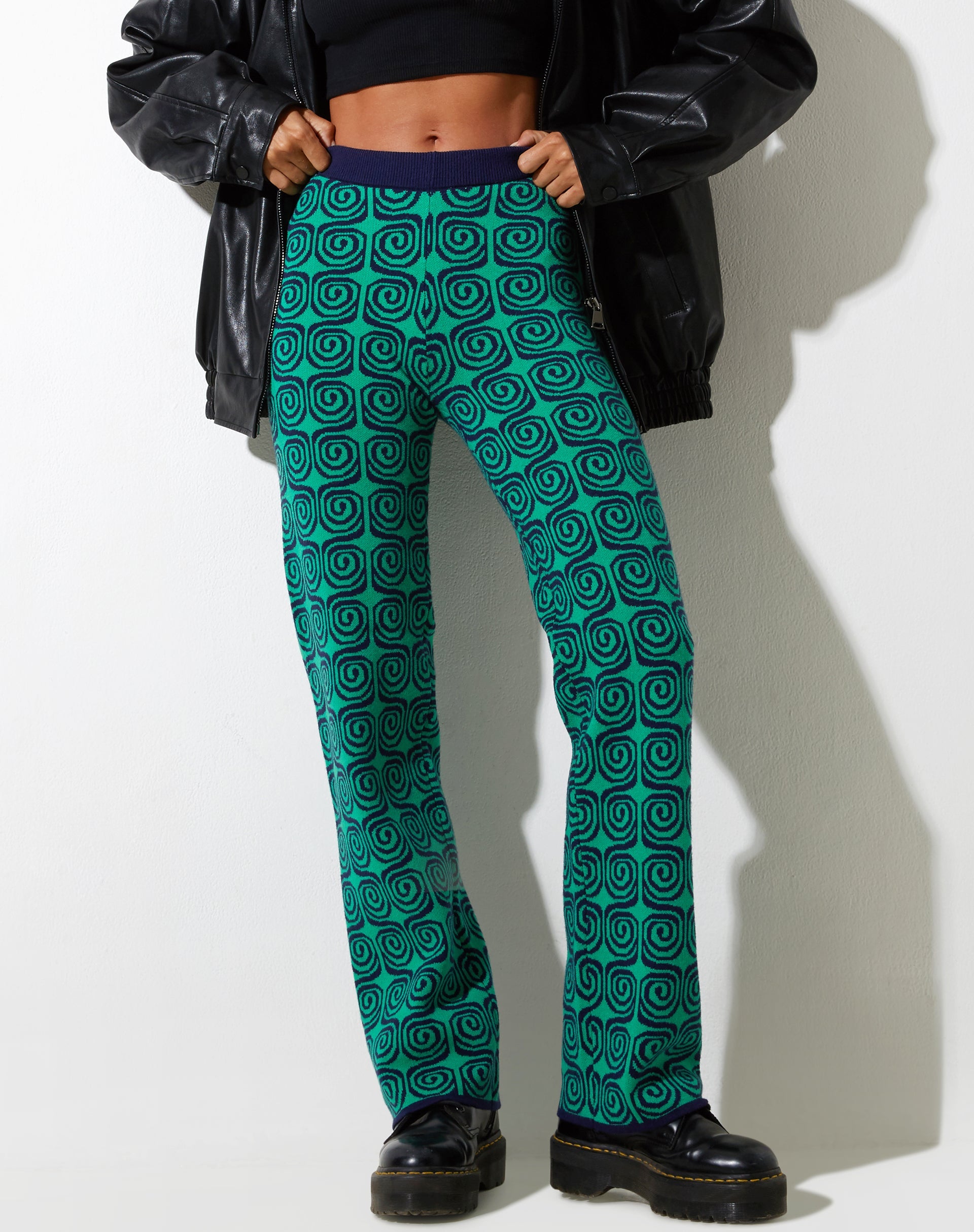 Image du pantalon Sabila en vert et bleu tourbillonnant