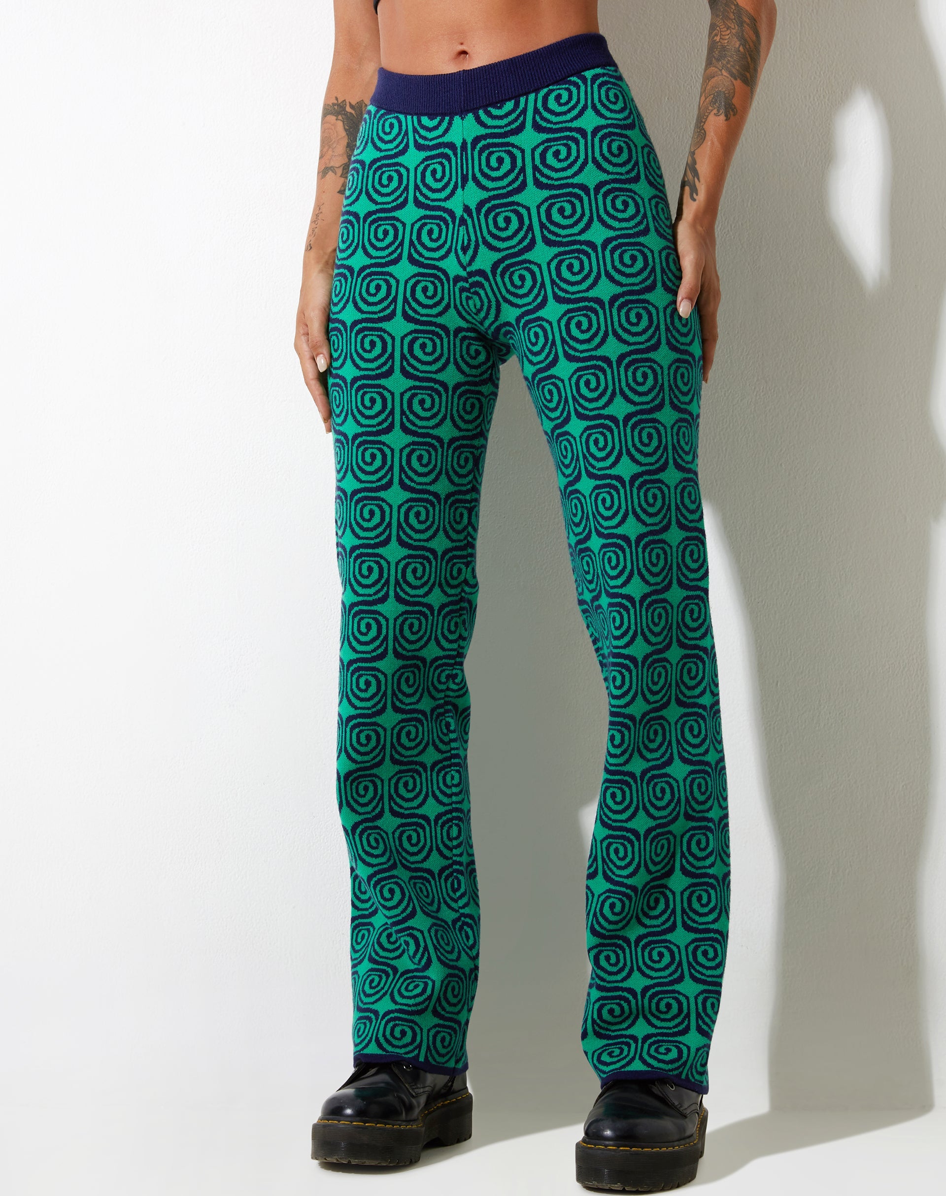 Image du pantalon Sabila en vert et bleu tourbillonnant