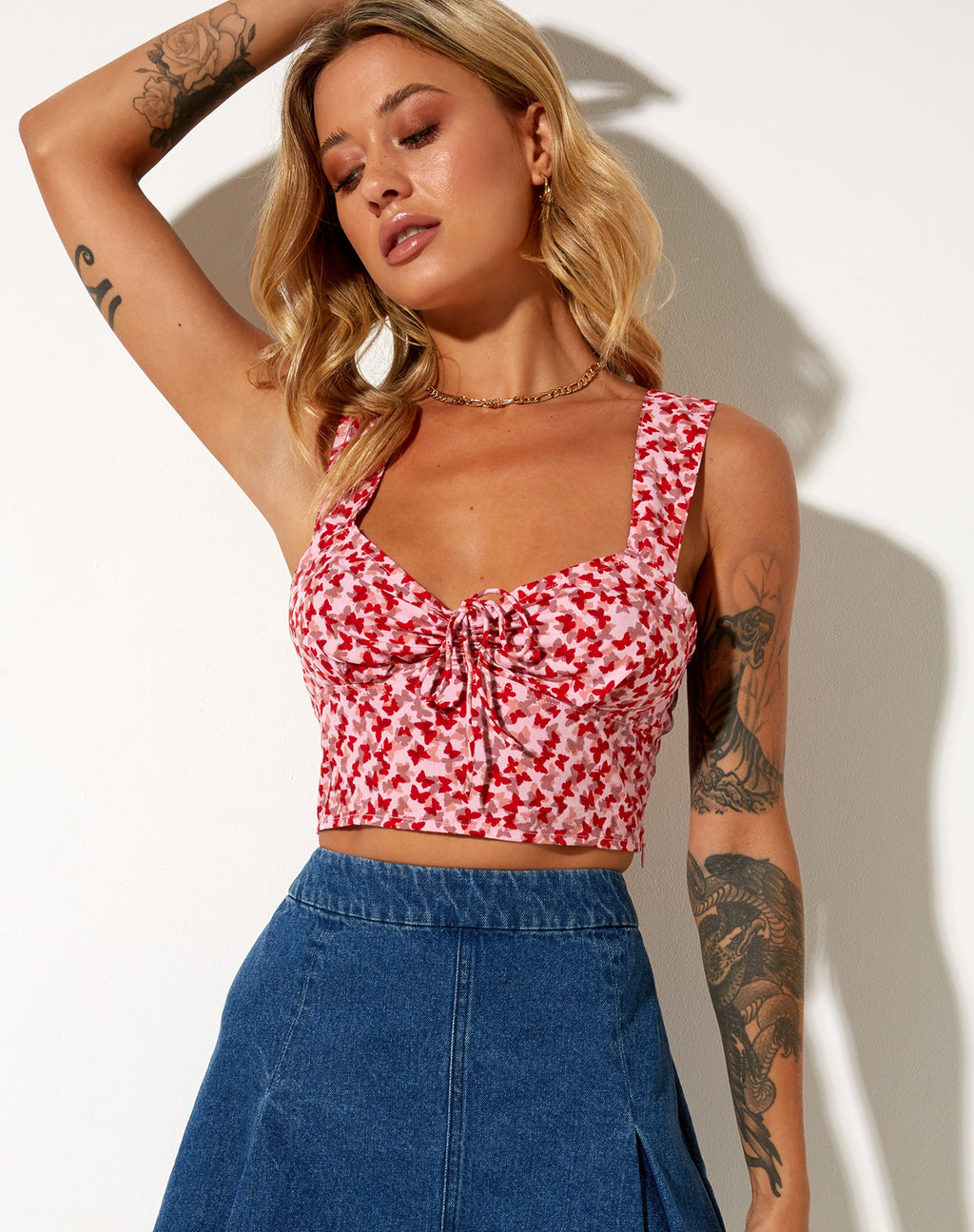 Gilet Ridis Crop Top in Ditsy Butterfly Peach and Red (pêche et rouge papillon)