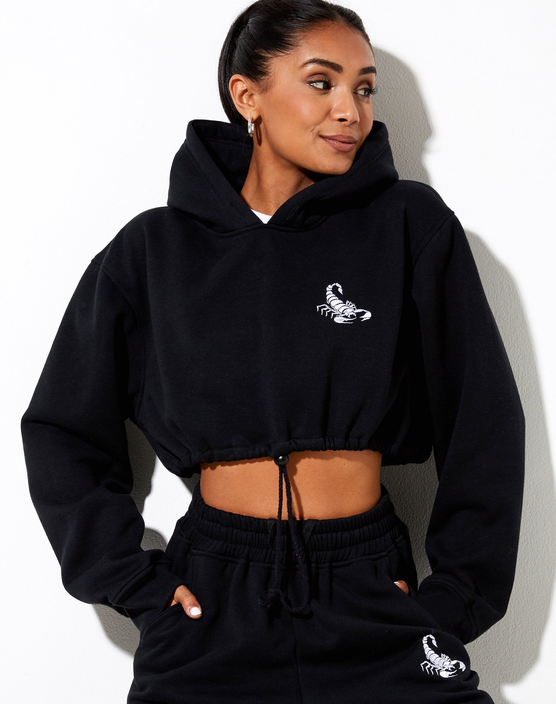 Image de Caden Hoodie en noir avec broderie blanche scorpion