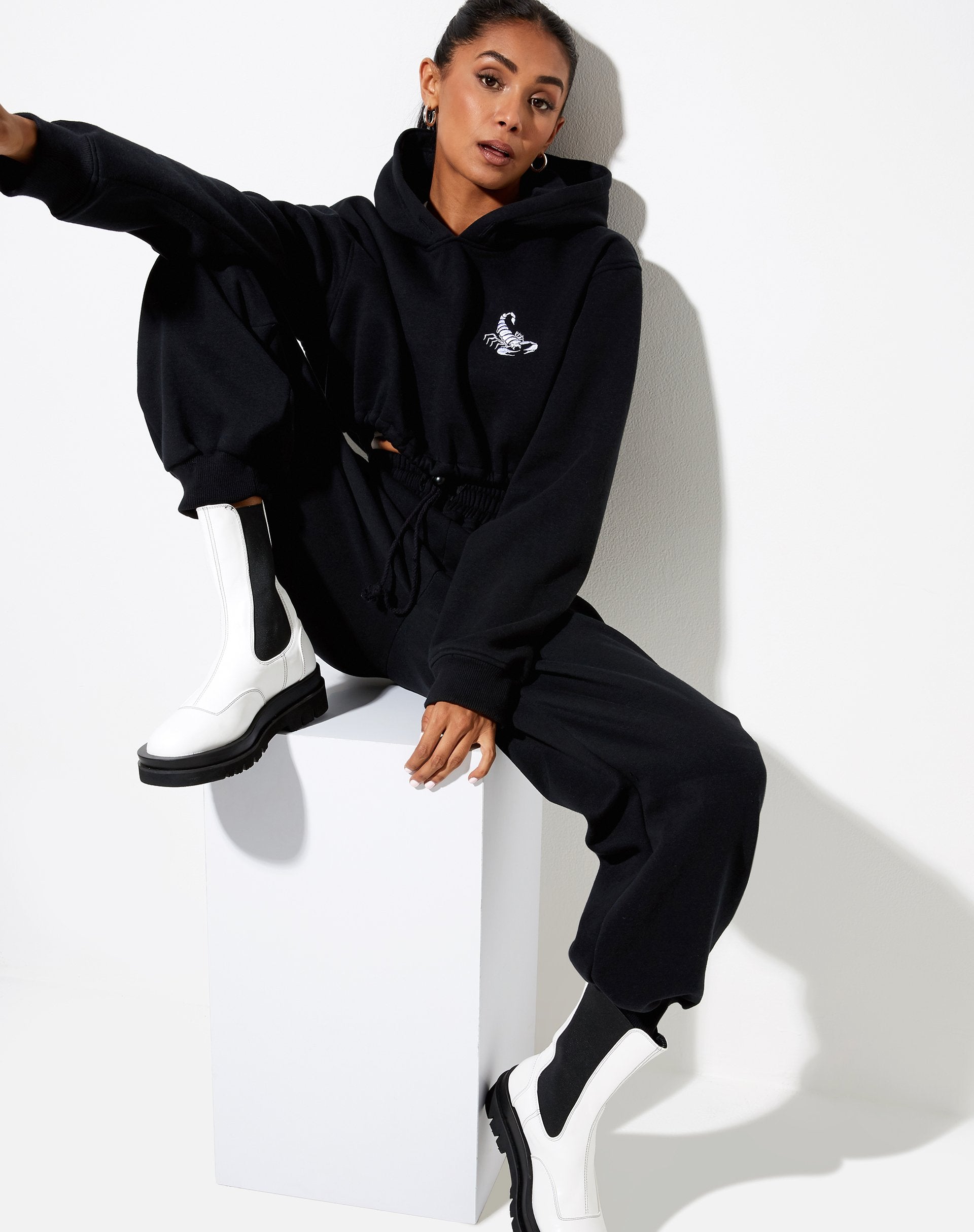 Image de Caden Hoodie en noir avec broderie blanche scorpion