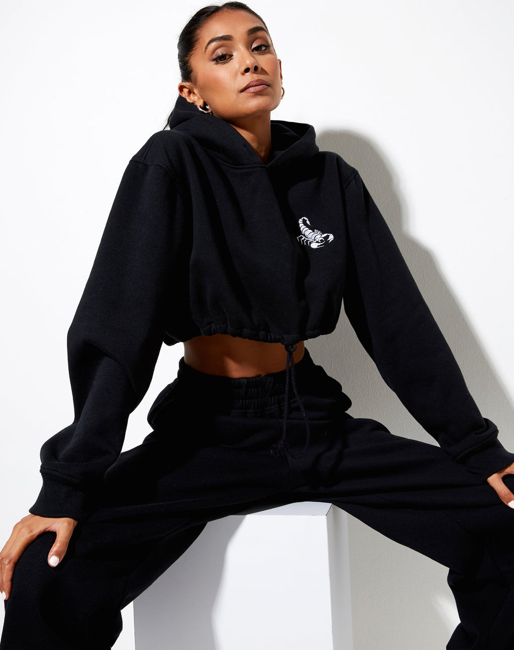 Sweat à capuche Caden en noir avec broderie blanche Scorpion