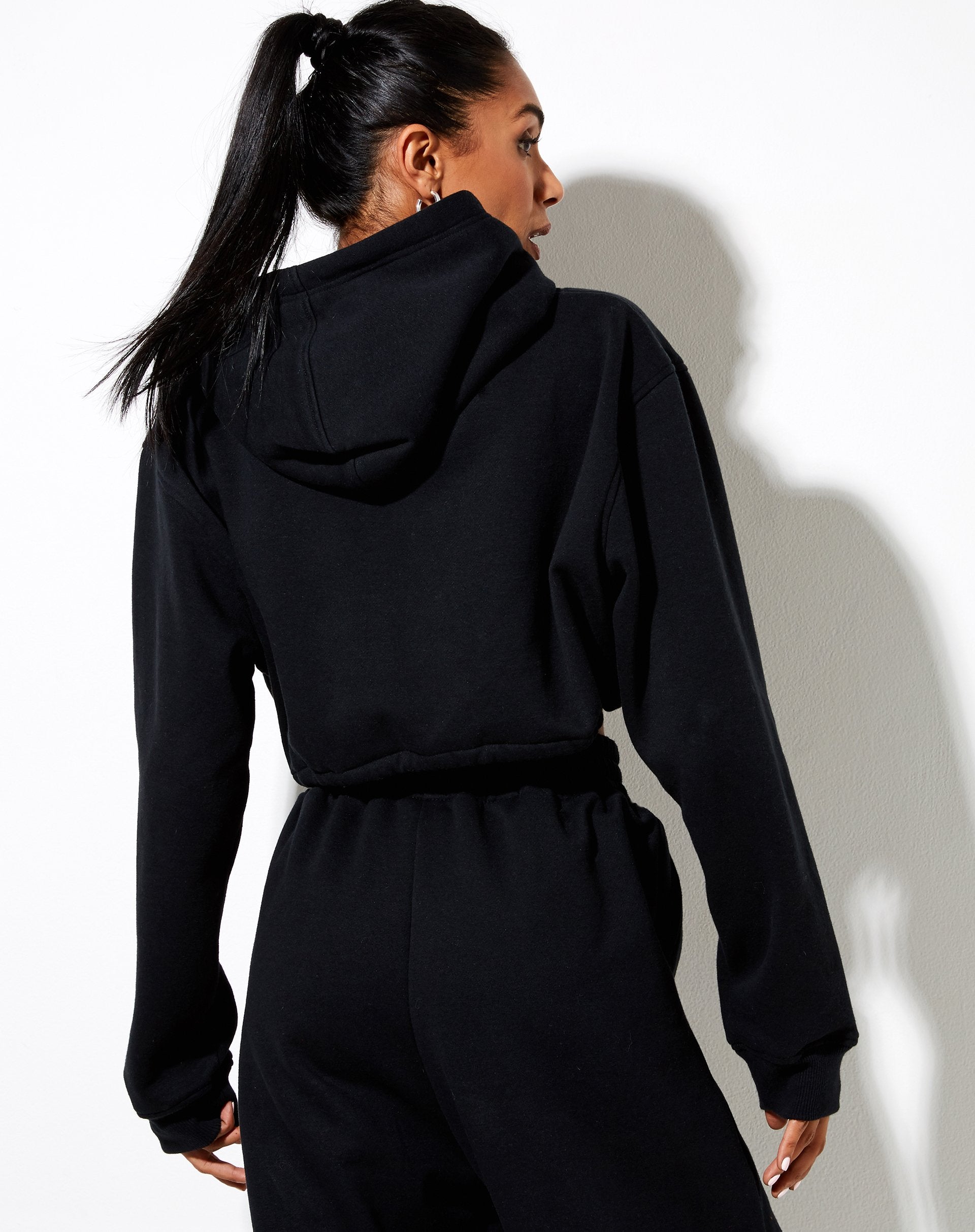 Image de Caden Hoodie en noir avec broderie blanche scorpion