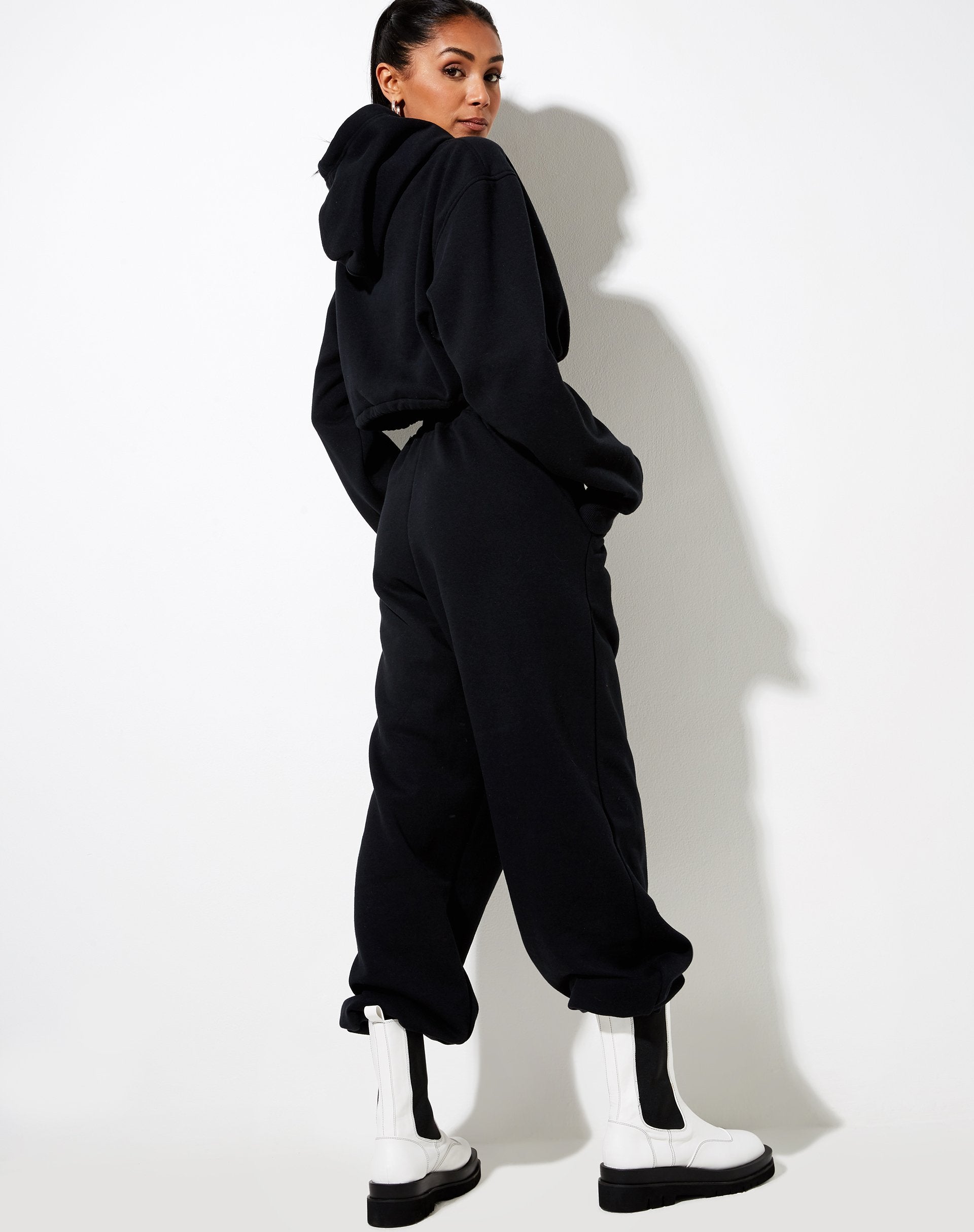 Image de Caden Hoodie en noir avec broderie blanche scorpion