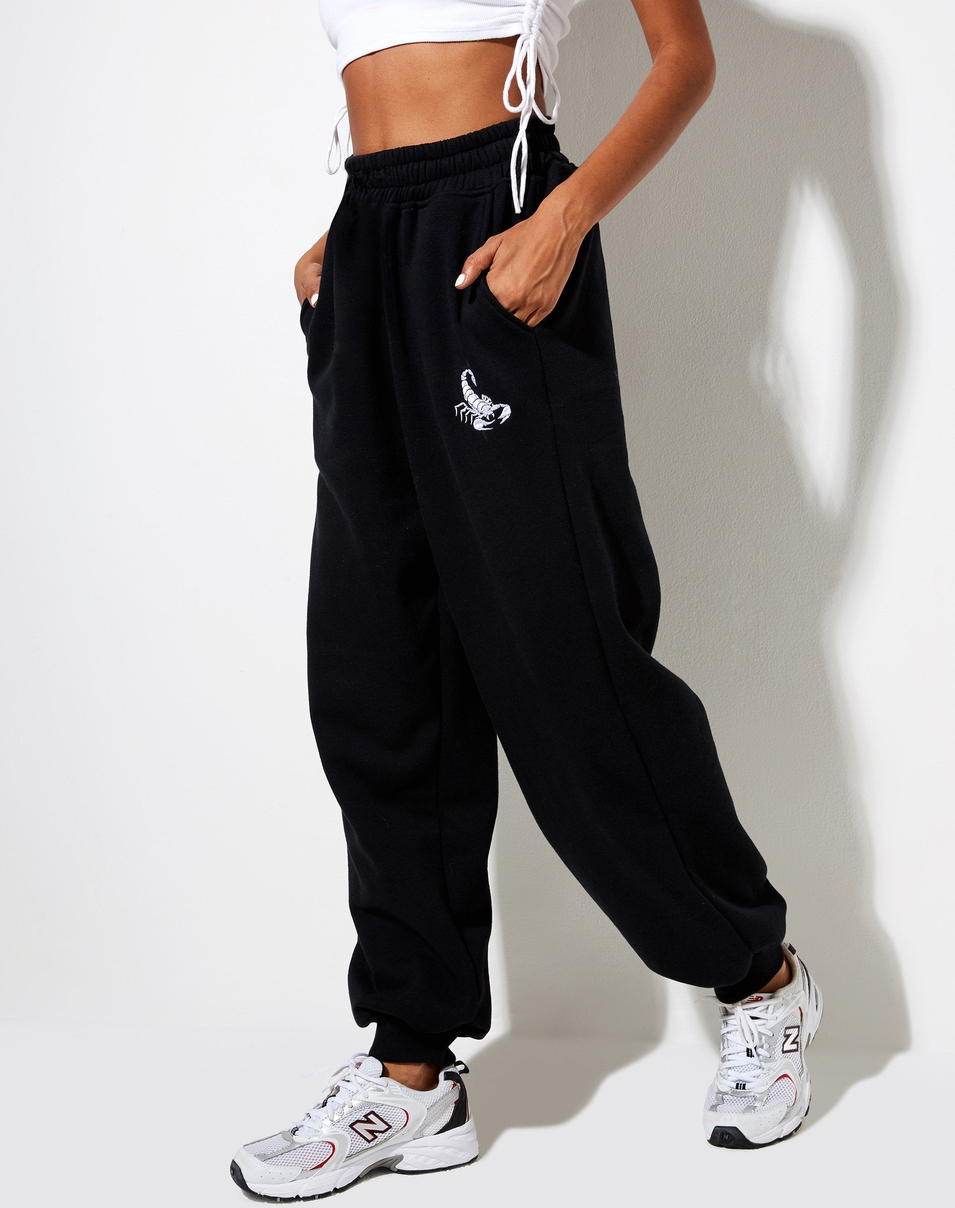 Image de Roider Jogger en noir avec broderie blanche scorpion
