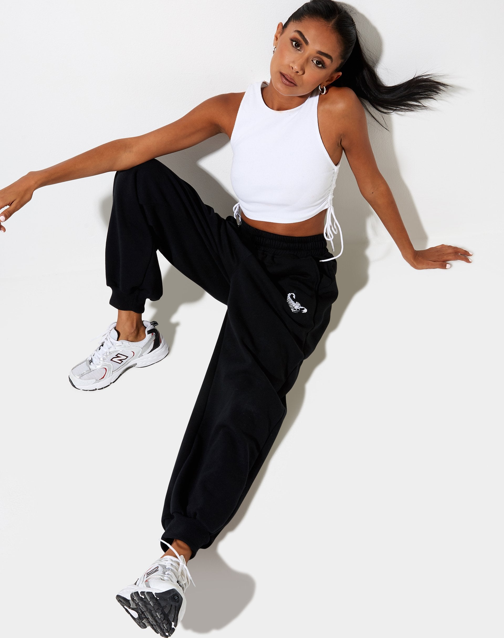 Image de Roider Jogger en noir avec broderie blanche scorpion