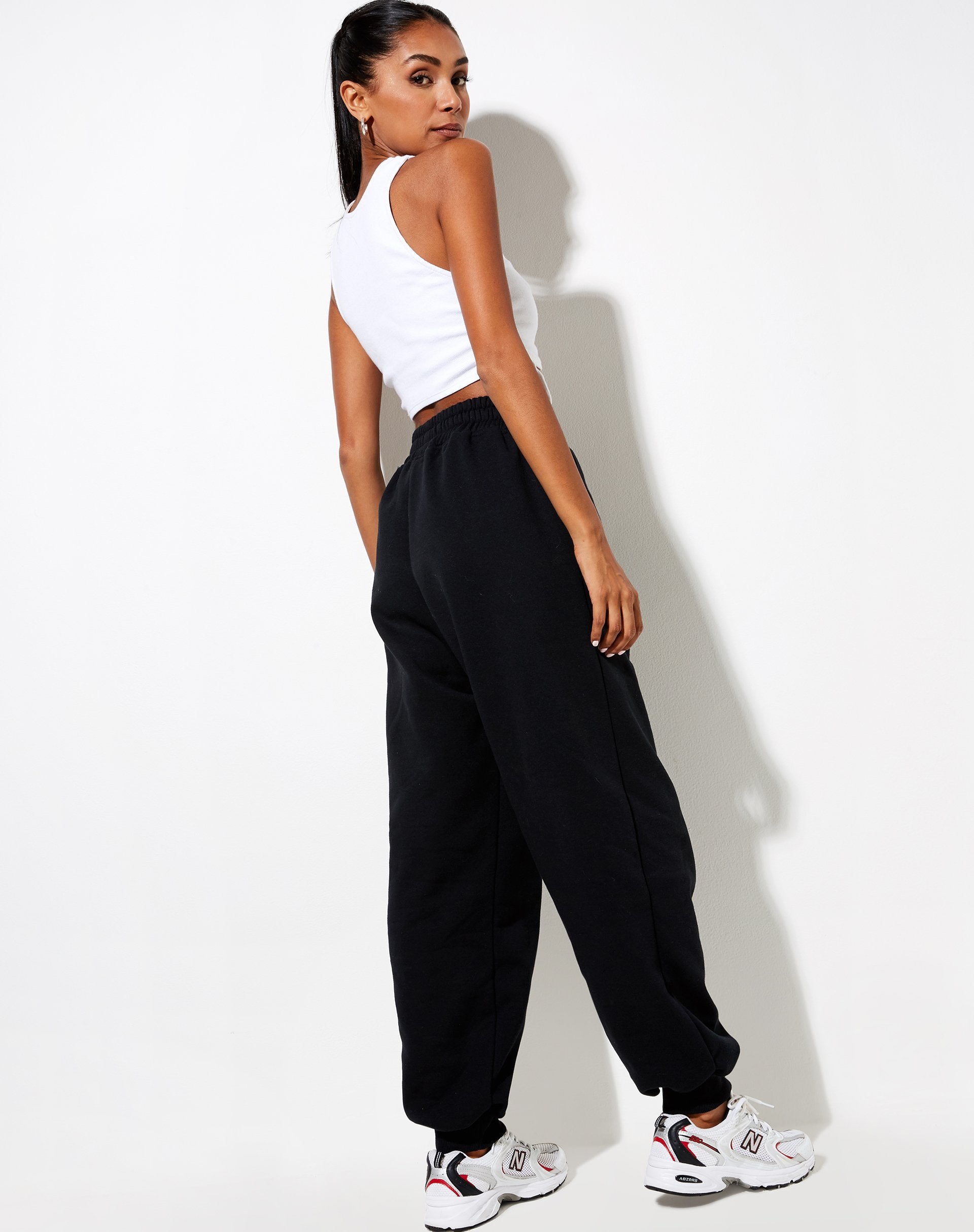 Image de Roider Jogger en noir avec broderie blanche scorpion