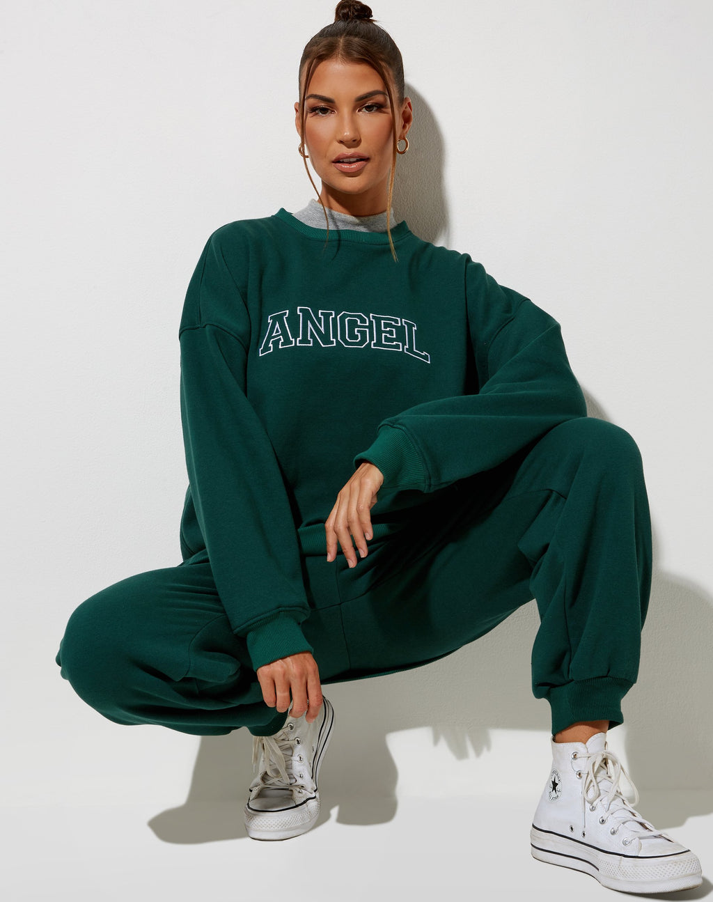 Sweatshirt Glo en vert bouteille avec broderie "Angel" en blanc