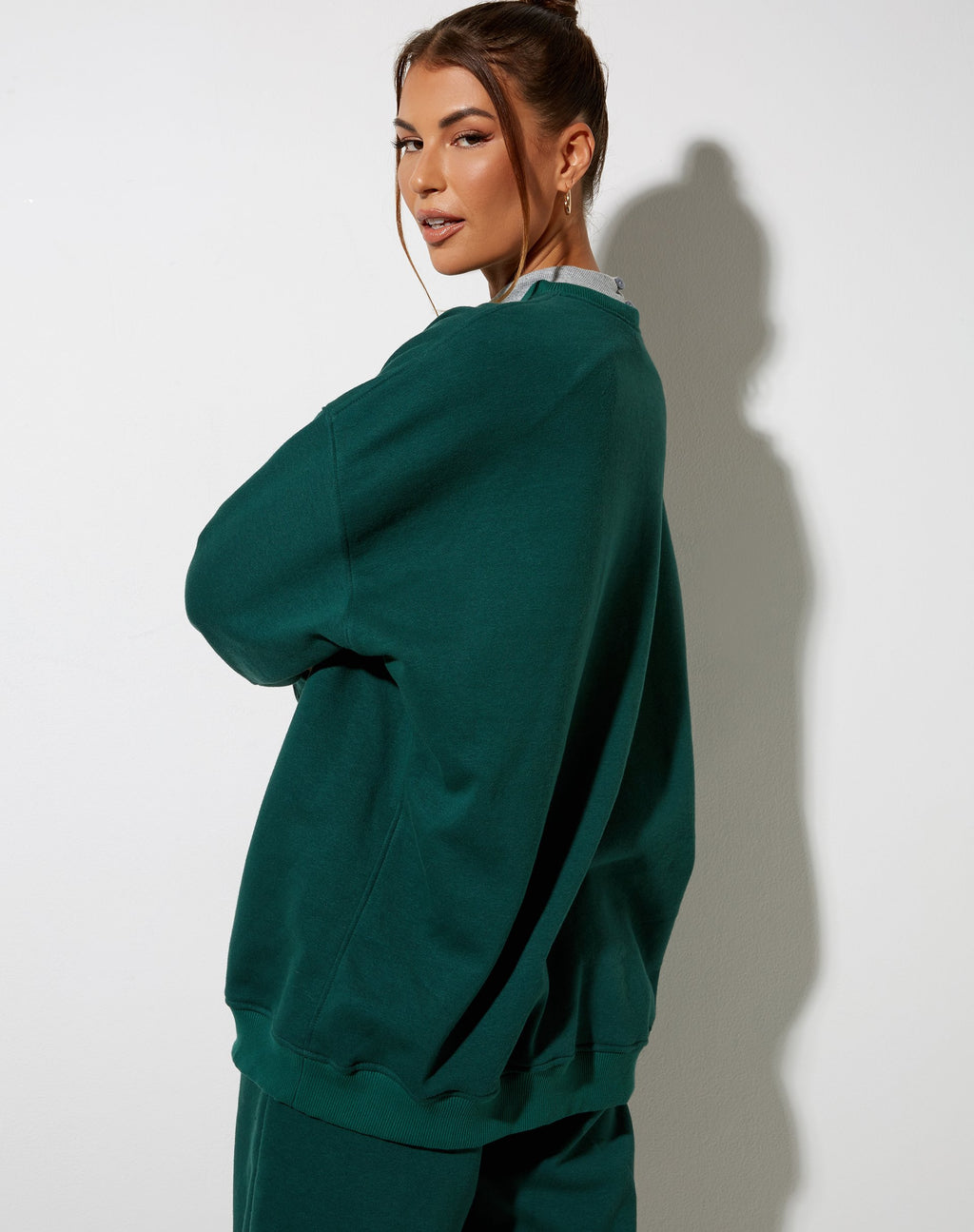 Sweatshirt Glo en vert bouteille avec broderie "Angel" en blanc