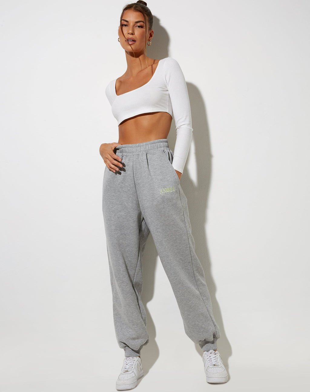 Pantalon de jogging Roider en marron gris avec broderie 'Angel' en citron
