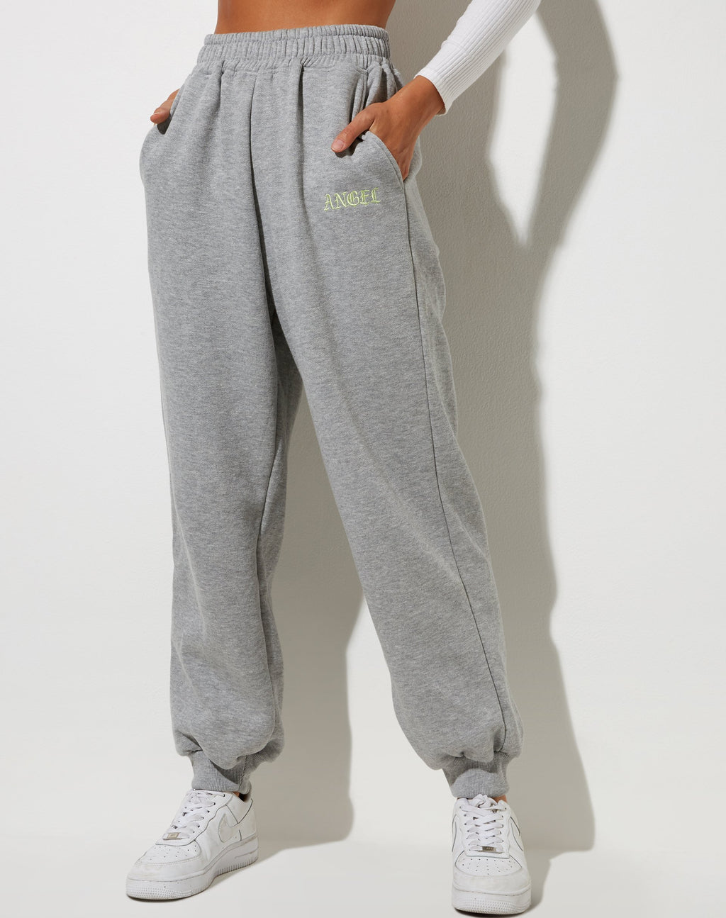 Pantalon de jogging Roider en marron gris avec broderie 'Angel' en citron