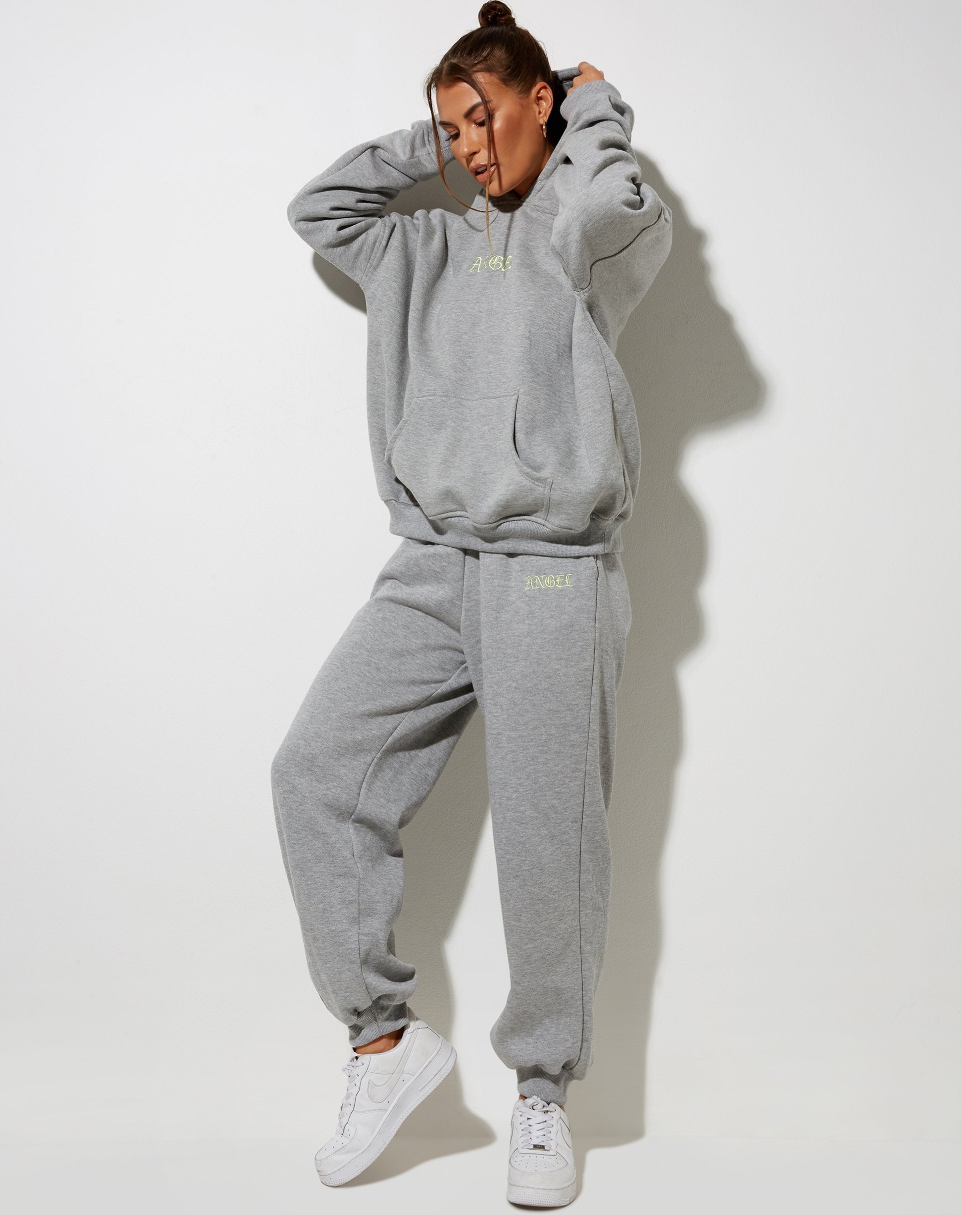 Image de Sweat à capuche oversize en gris avec broderie d'ange en citron