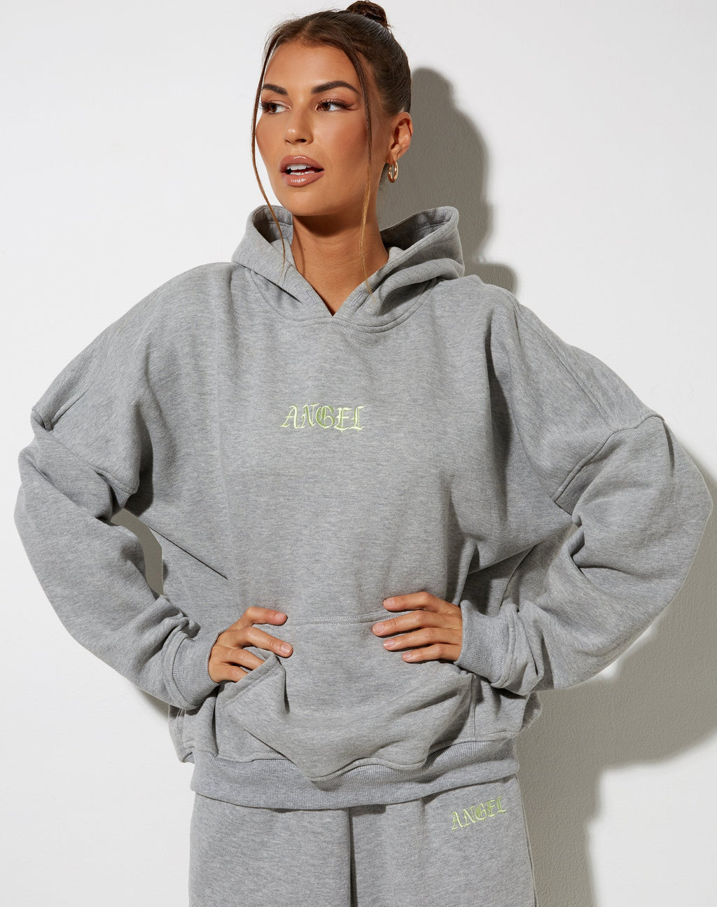 Sweat à capuche oversize en gris avec broderie 'Angel' en citron