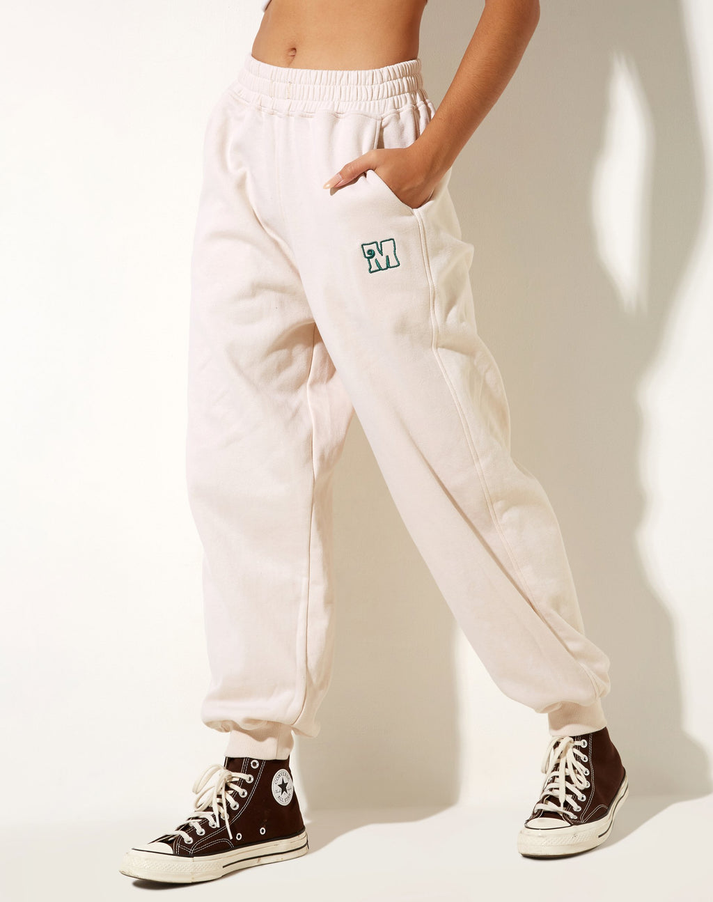 Pantalon de jogging Roider en vert forêt avec broderie M blanche hivernale