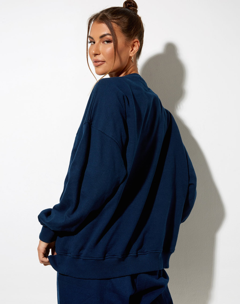 Sweatshirt Glo en bleu marine Broderie 'Angel' en jaune