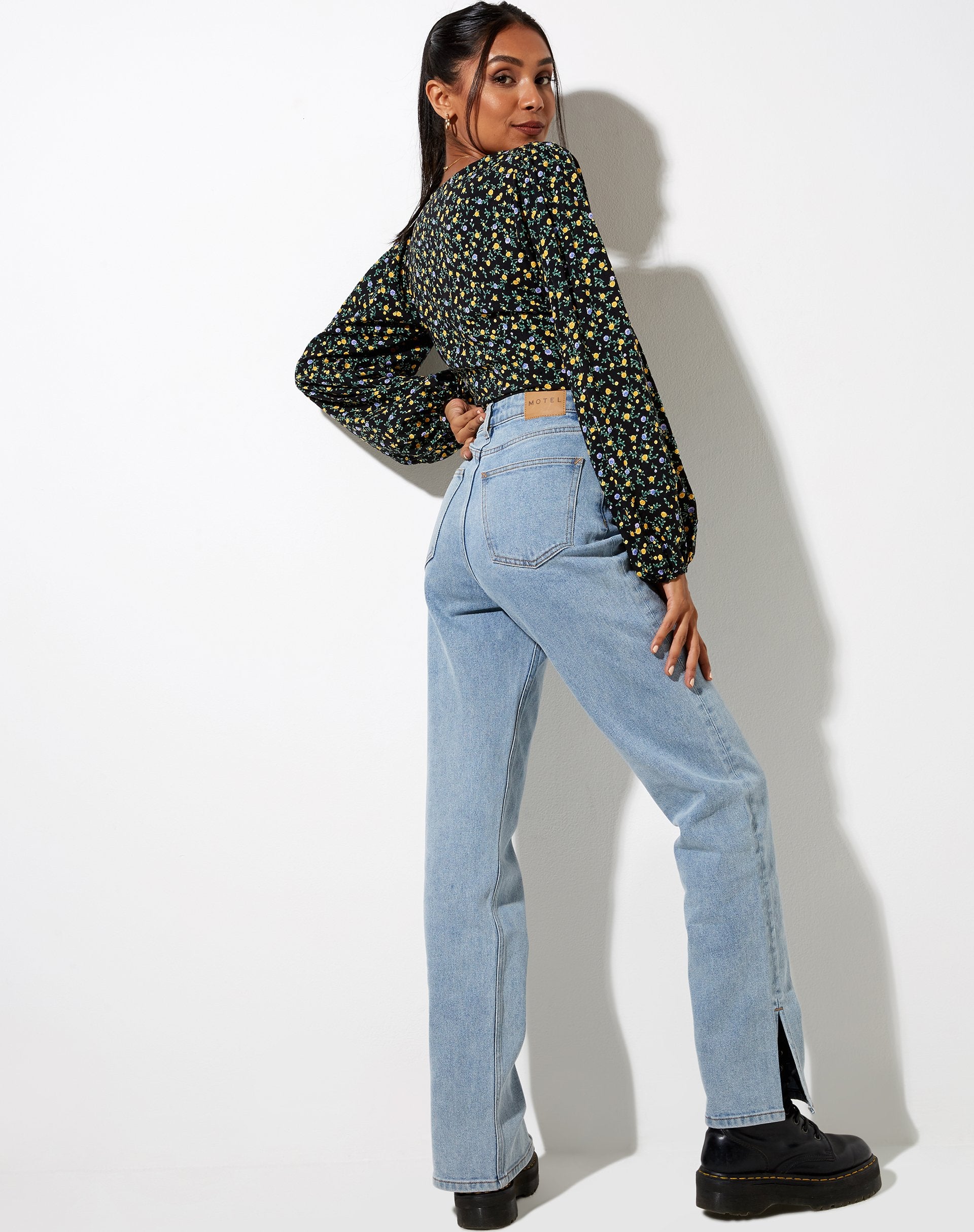 Image de Romina Top in Flowing Flower Black