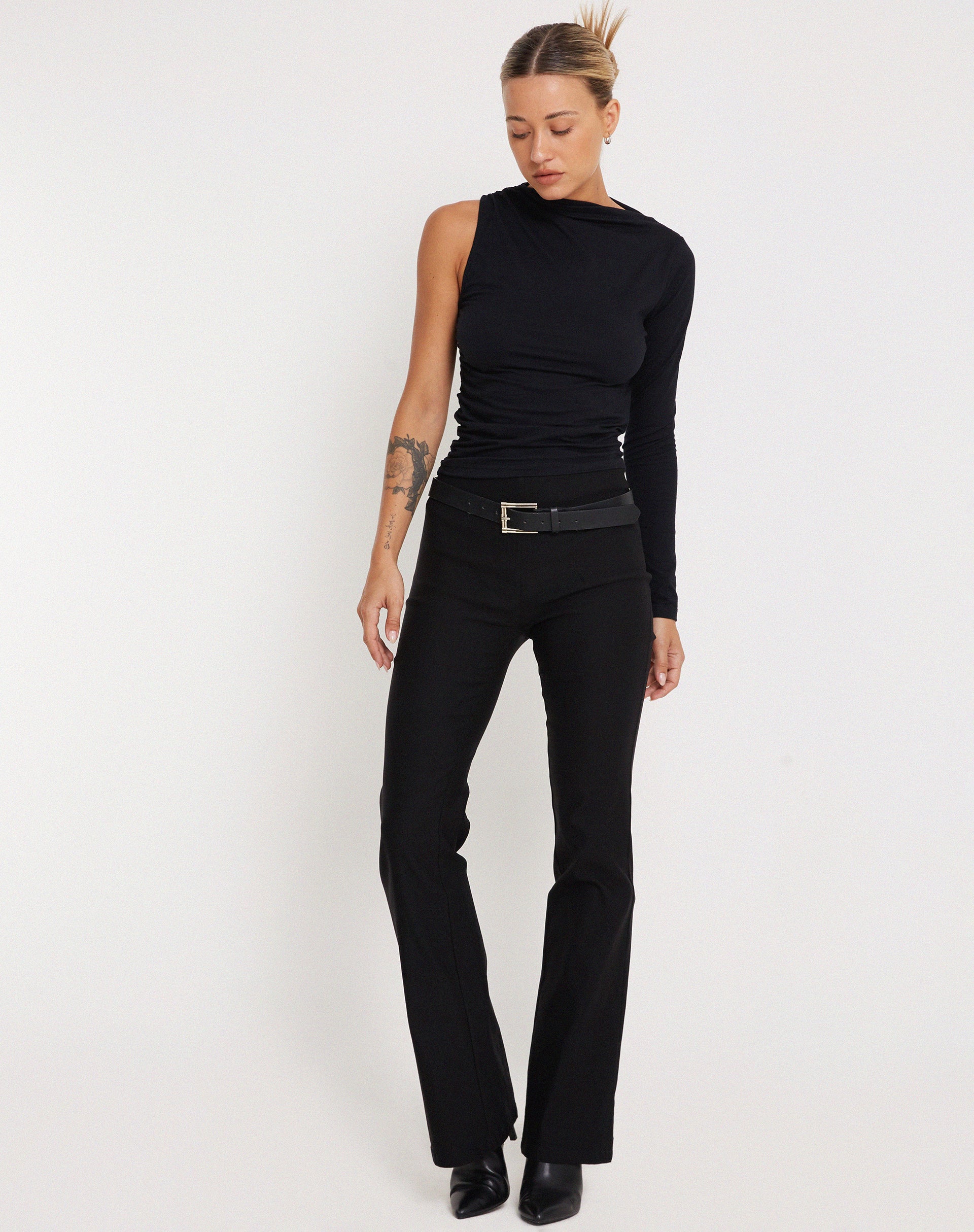 Image de Roonhi Long Sleeve One Shoulder Top in Black