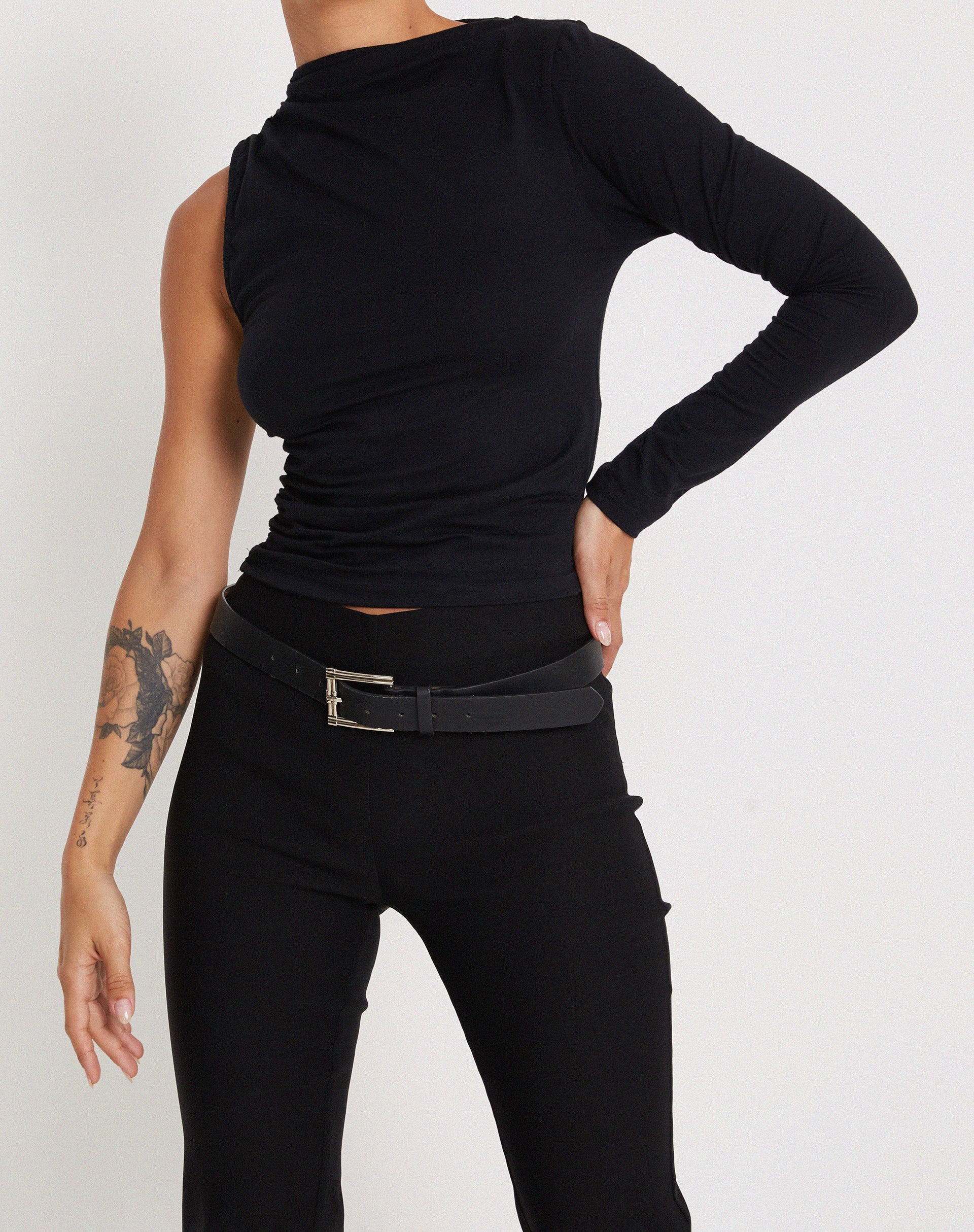 Image de Roonhi Long Sleeve One Shoulder Top in Black
