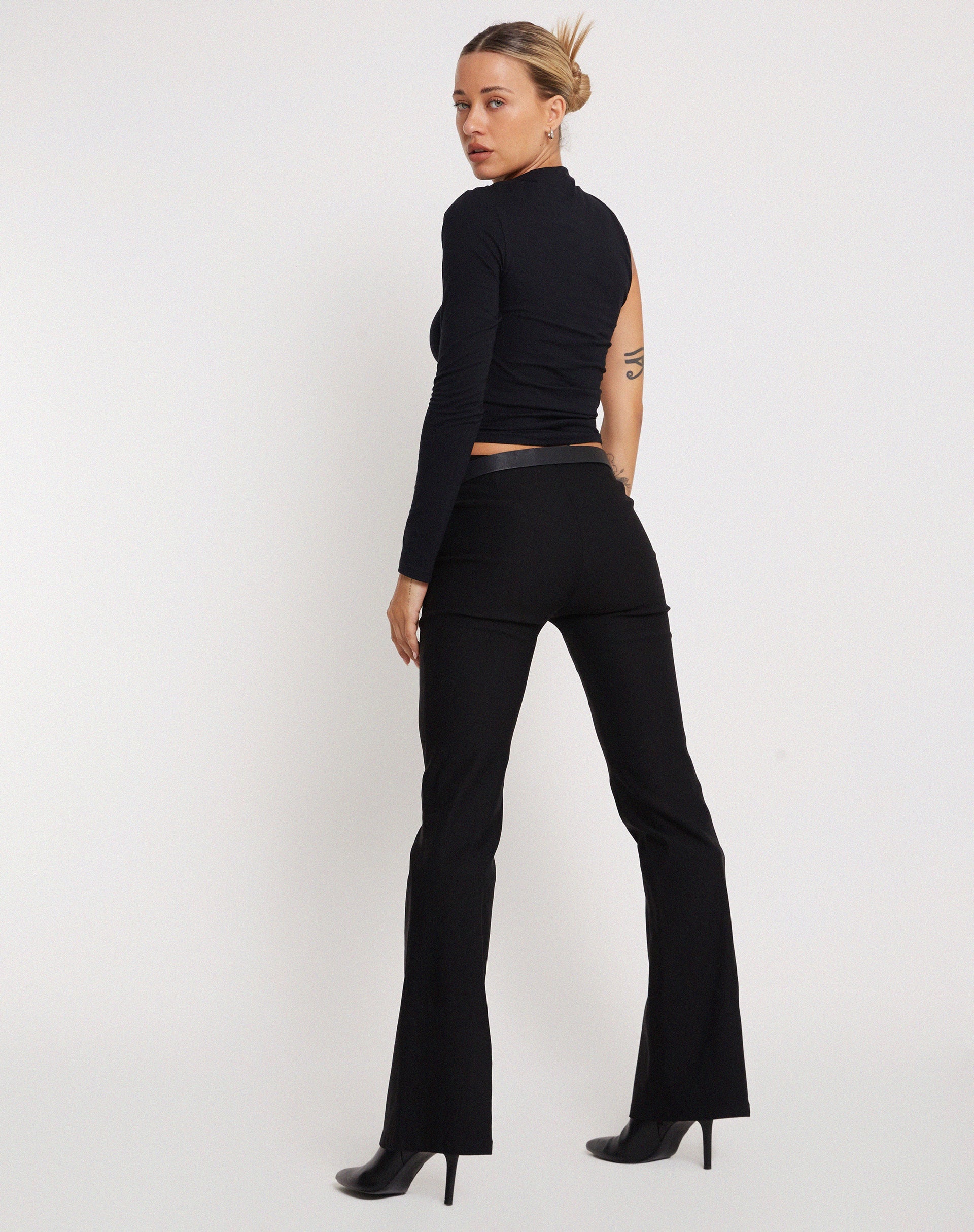 Image de Roonhi Long Sleeve One Shoulder Top in Black