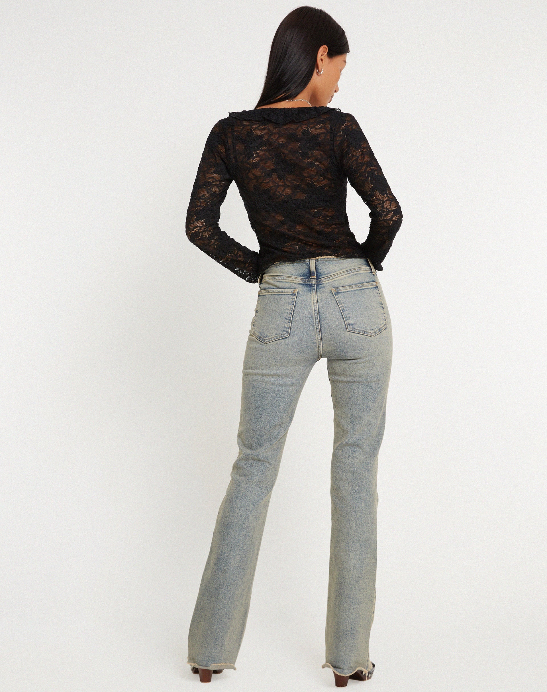 image de Sadiru Cardi en dentelle noire